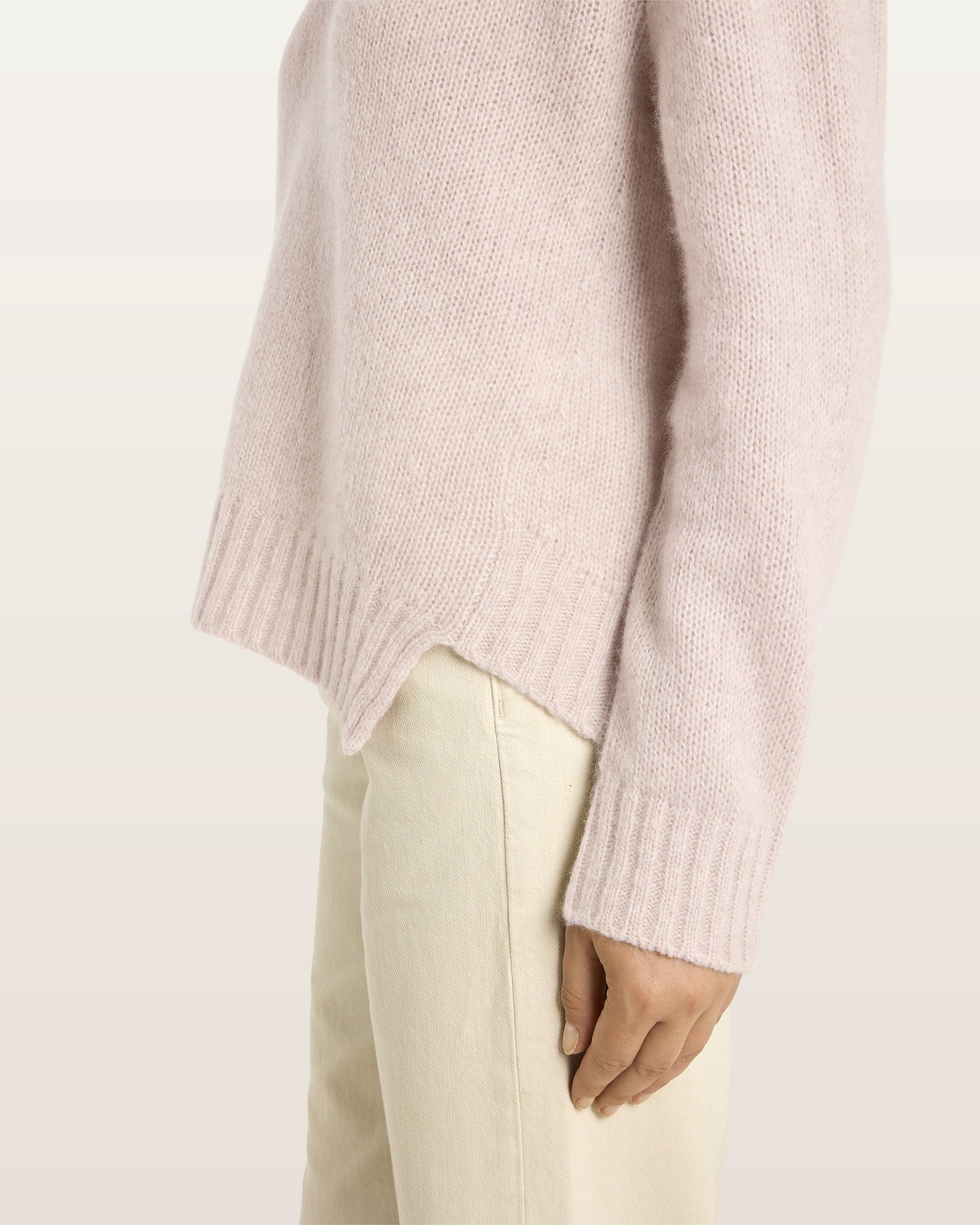 Damen Pullover aus 75 % Kaschmir und 25 % Seide in Wheat – glatt gestrickter Pullover in mittelschwerer Qualität mit lockerer Passform, V-Ausschnitt mit breitem Kragen in Rippstruktur, Sattelschulter sowie langen, schmalen Ärmeln. Ärmelbündchen und Saum sind in Rippstruktur gearbeitet, ein besonderes Design-Detail am Saum rundet das Modell ab.