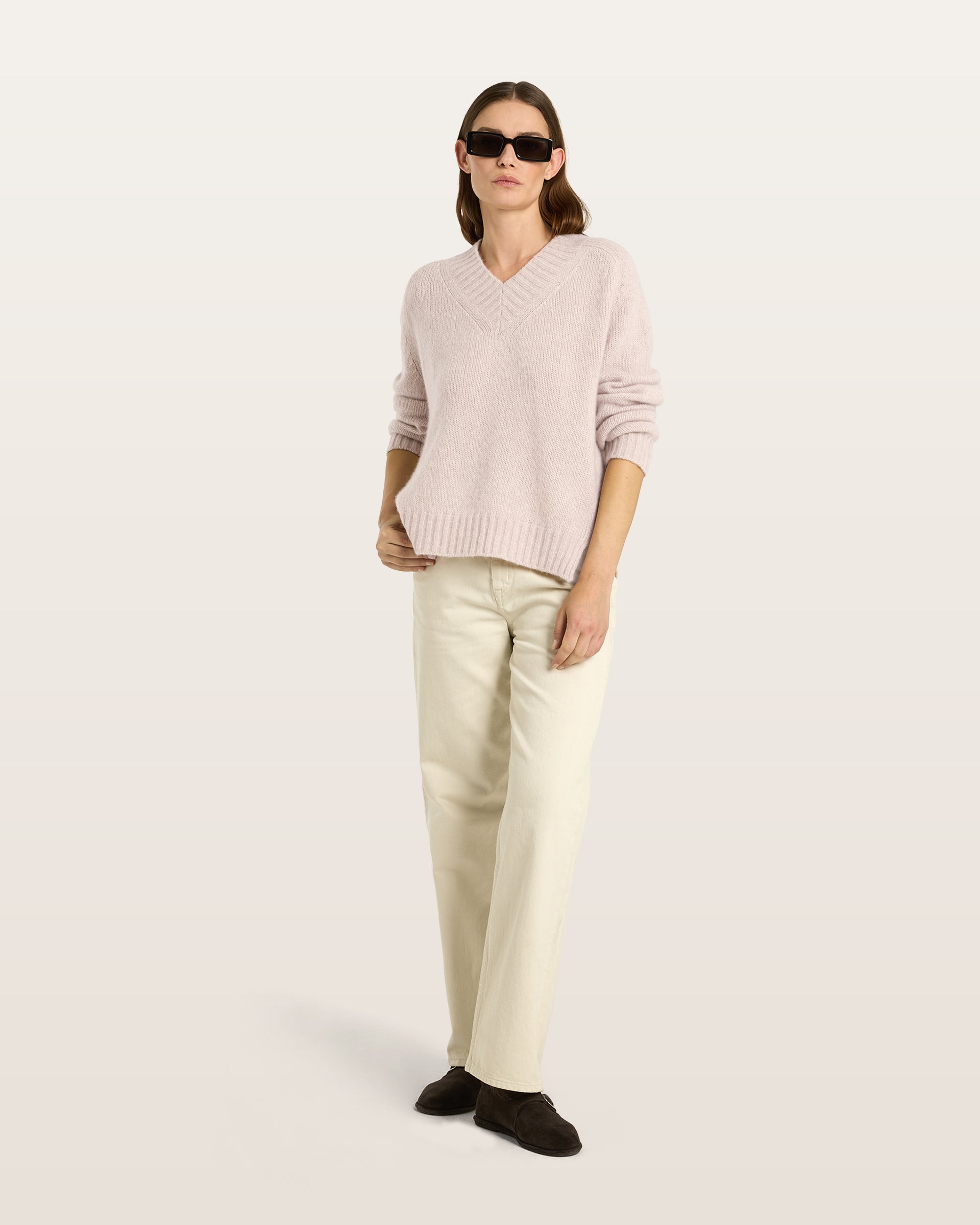 Damen Pullover aus 75 % Kaschmir und 25 % Seide in Wheat – glatt gestrickter Pullover in mittelschwerer Qualität mit lockerer Passform, V-Ausschnitt mit breitem Kragen in Rippstruktur, Sattelschulter sowie langen, schmalen Ärmeln. Ärmelbündchen und Saum sind in Rippstruktur gearbeitet, ein besonderes Design-Detail am Saum rundet das Modell ab.