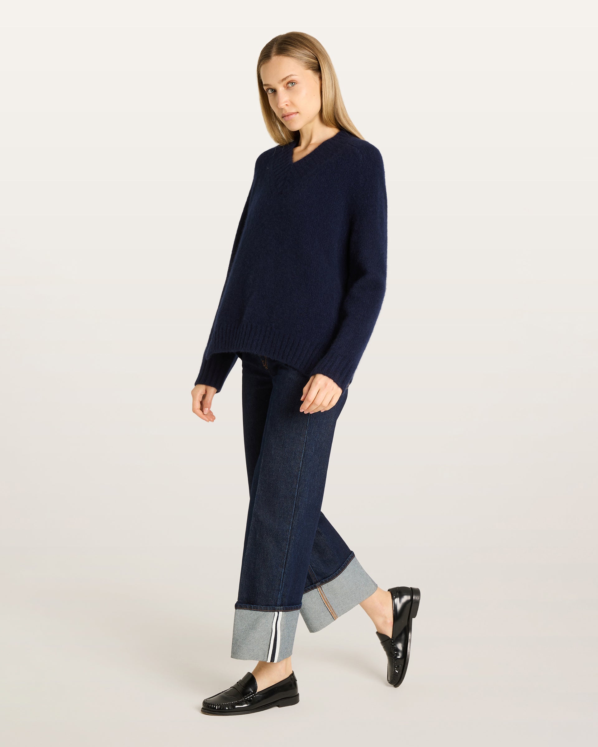 Damen Pullover aus 75 % Kaschmir und 25 % Seide in French Navy – glatt gestrickter Pullover in mittelschwerer Qualität mit lockerer Passform, V-Ausschnitt mit breitem Kragen in Rippstruktur, Sattelschulter sowie langen, schmalen Ärmeln. Ärmelbündchen und Saum sind in Rippstruktur gearbeitet, ein besonderes Design-Detail am Saum rundet das Modell ab.