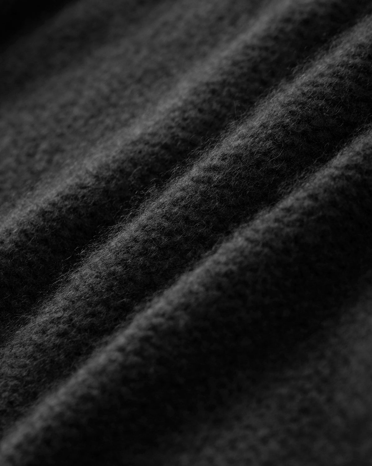 Damen Pullover aus 75 % Kaschmir und 25 % Seide in Black – links gestrickter Pullover in grober Strickqualität mit oversized Passform. Der Rollkragen in Rippstruktur, überschnittene Schultern und lange, relaxte Ärmel verleihen dem Modell eine lässige Silhouette. Rippstrukturen an Seitennähten, Schultern und Ärmeln setzen besondere Akzente, während das verlängerte Rückenteil und seitliche Schlitze den modernen Look abrunden.