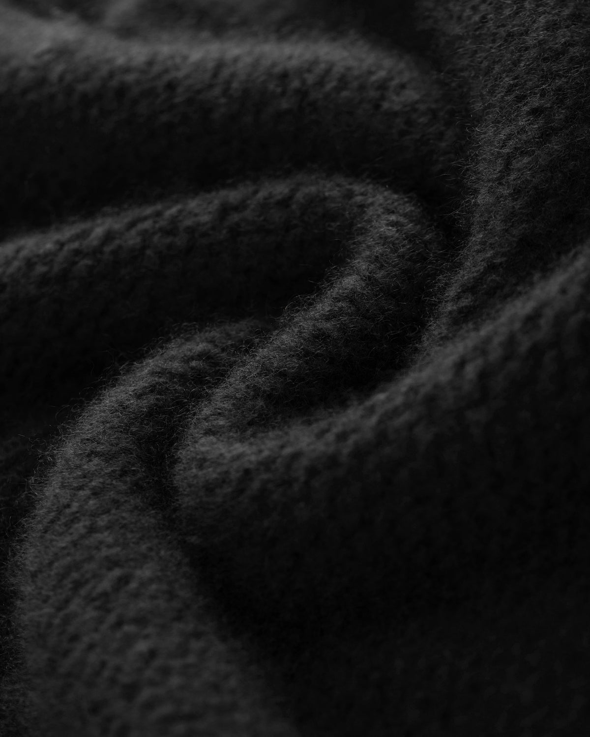 Damen Pullover aus 75 % Kaschmir und 25 % Seide in Black – links gestrickter Pullover in grober Strickqualität mit oversized Passform. Der Rollkragen in Rippstruktur, überschnittene Schultern und lange, relaxte Ärmel verleihen dem Modell eine lässige Silhouette. Rippstrukturen an Seitennähten, Schultern und Ärmeln setzen besondere Akzente, während das verlängerte Rückenteil und seitliche Schlitze den modernen Look abrunden.