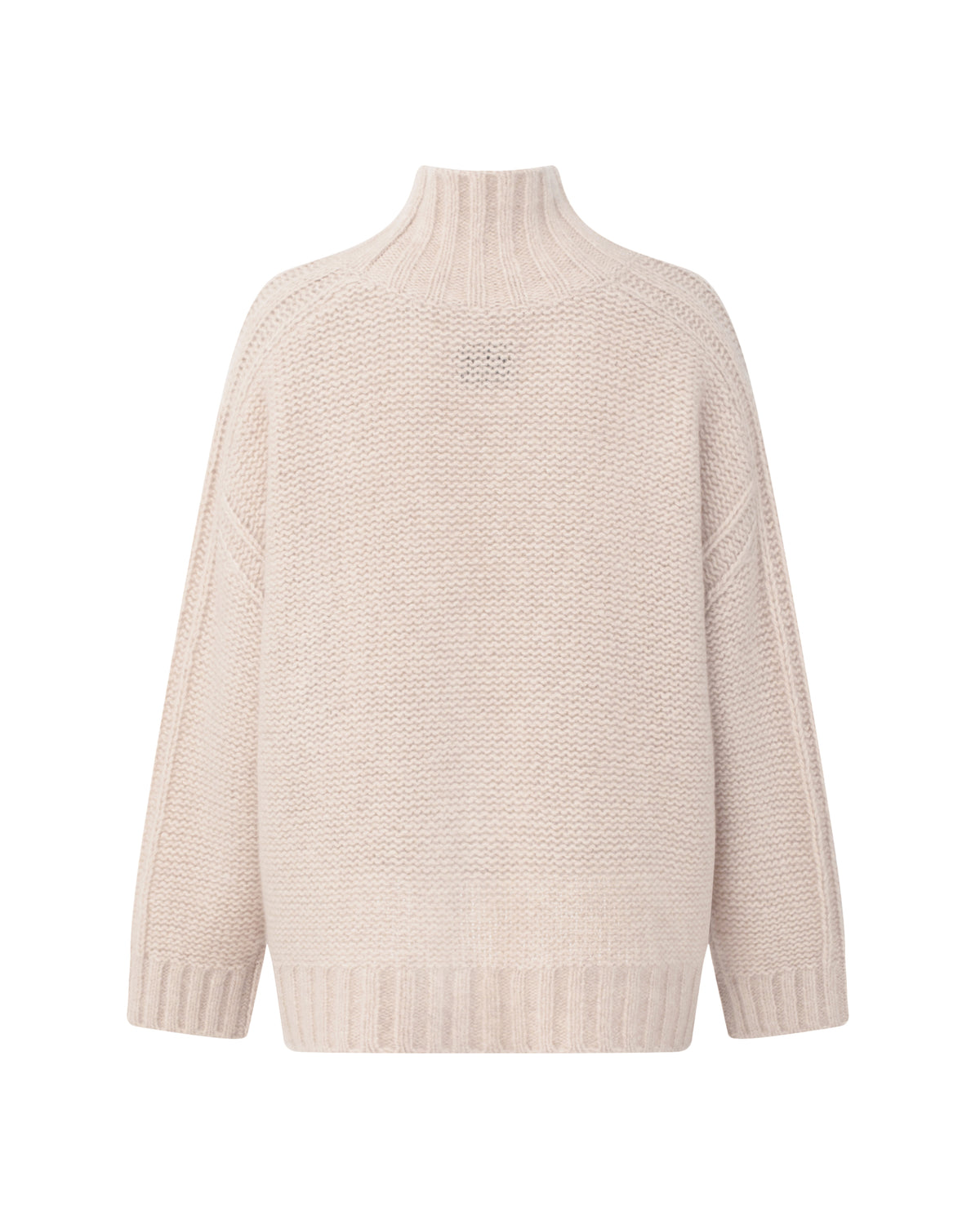 Damen Pullover aus 75 % Kaschmir und 25 % Seide in Wheat – links gestrickter Pullover in grober Strickqualität mit oversized Passform. Der Rollkragen in Rippstruktur, überschnittene Schultern und lange, relaxte Ärmel verleihen dem Modell eine lässige Silhouette. Rippstrukturen an Seitennähten, Schultern und Ärmeln setzen besondere Akzente, während das verlängerte Rückenteil und seitliche Schlitze den modernen Look abrunden.