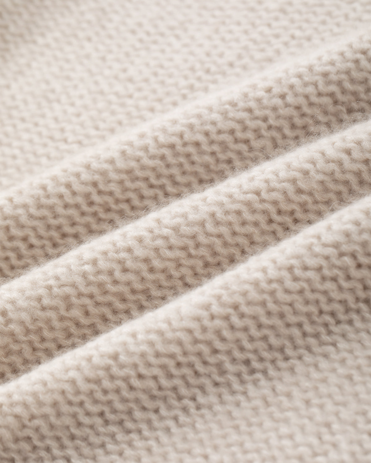 Damen Pullover aus 75 % Kaschmir und 25 % Seide in Wheat – links gestrickter Pullover in grober Strickqualität mit oversized Passform. Der Rollkragen in Rippstruktur, überschnittene Schultern und lange, relaxte Ärmel verleihen dem Modell eine lässige Silhouette. Rippstrukturen an Seitennähten, Schultern und Ärmeln setzen besondere Akzente, während das verlängerte Rückenteil und seitliche Schlitze den modernen Look abrunden.