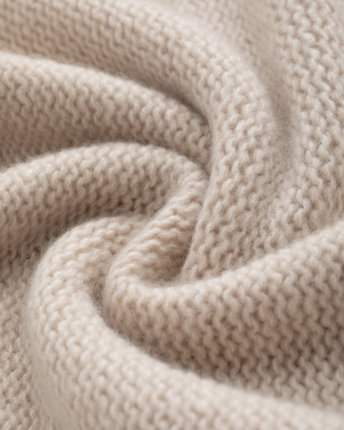 Damen Pullover aus 75 % Kaschmir und 25 % Seide in Wheat – links gestrickter Pullover in grober Strickqualität mit oversized Passform. Der Rollkragen in Rippstruktur, überschnittene Schultern und lange, relaxte Ärmel verleihen dem Modell eine lässige Silhouette. Rippstrukturen an Seitennähten, Schultern und Ärmeln setzen besondere Akzente, während das verlängerte Rückenteil und seitliche Schlitze den modernen Look abrunden.