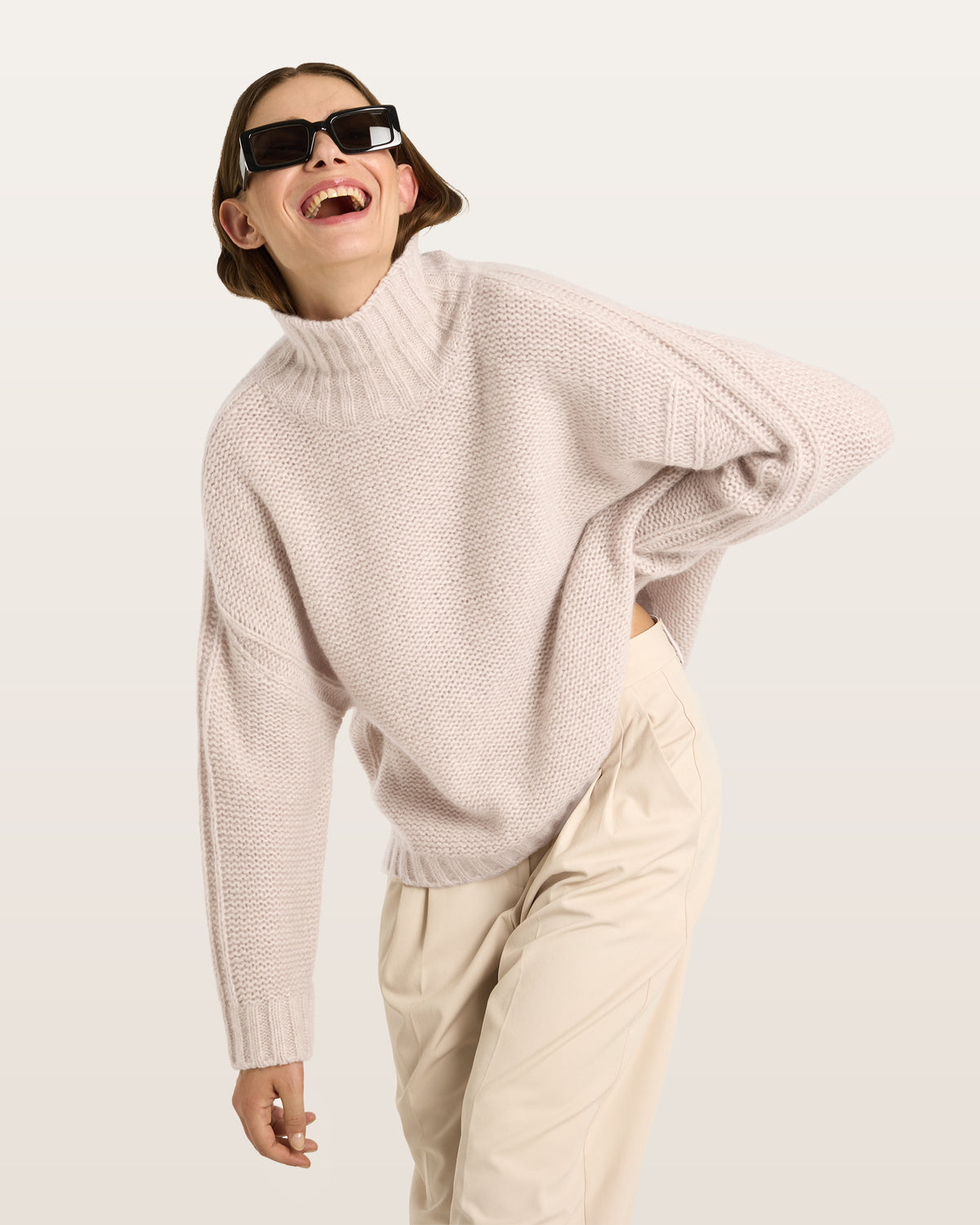 Damen Pullover aus 75 % Kaschmir und 25 % Seide in Wheat – links gestrickter Pullover in grober Strickqualität mit oversized Passform. Der Rollkragen in Rippstruktur, überschnittene Schultern und lange, relaxte Ärmel verleihen dem Modell eine lässige Silhouette. Rippstrukturen an Seitennähten, Schultern und Ärmeln setzen besondere Akzente, während das verlängerte Rückenteil und seitliche Schlitze den modernen Look abrunden.