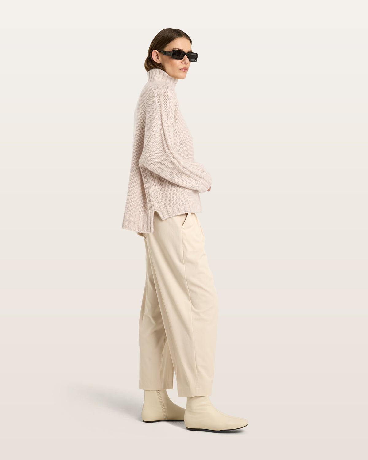 Damen Pullover aus 75 % Kaschmir und 25 % Seide in Wheat – links gestrickter Pullover in grober Strickqualität mit oversized Passform. Der Rollkragen in Rippstruktur, überschnittene Schultern und lange, relaxte Ärmel verleihen dem Modell eine lässige Silhouette. Rippstrukturen an Seitennähten, Schultern und Ärmeln setzen besondere Akzente, während das verlängerte Rückenteil und seitliche Schlitze den modernen Look abrunden.