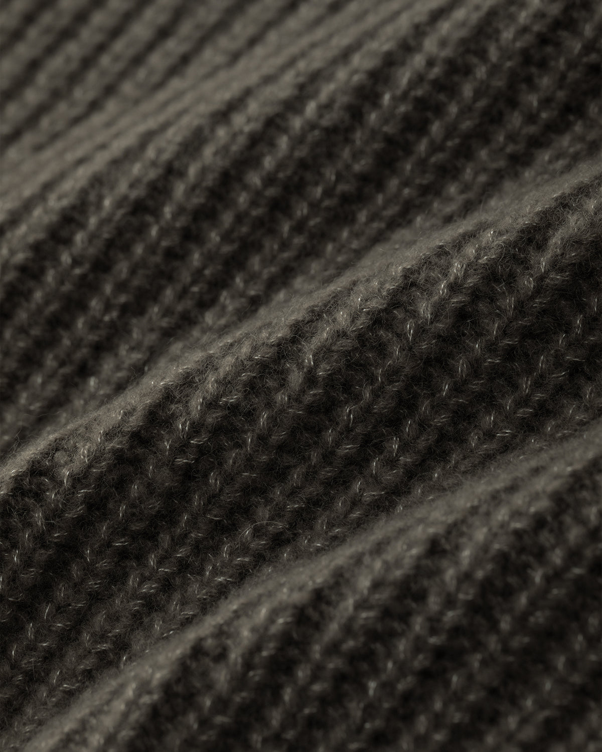 Damen Poncho aus 75% Kaschmir, 25% Seide in Black Forest – Ärmelloser Poncho in verkürzter Schnittform mit asymmetrisch geformtem, breitem, umgelegtem Rippstrickkragen und vertikaler Rippstrickstruktur.
