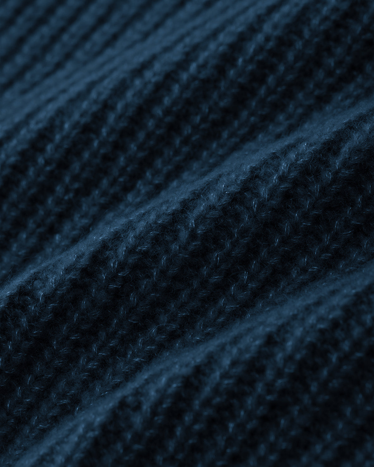 Damen Poncho aus 75% Kaschmir, 25% Seide in Midnight Teal – Ärmelloser Poncho in verkürzter Schnittform mit asymmetrisch geformtem, breitem, umgelegtem Rippstrickkragen und vertikaler Rippstrickstruktur.