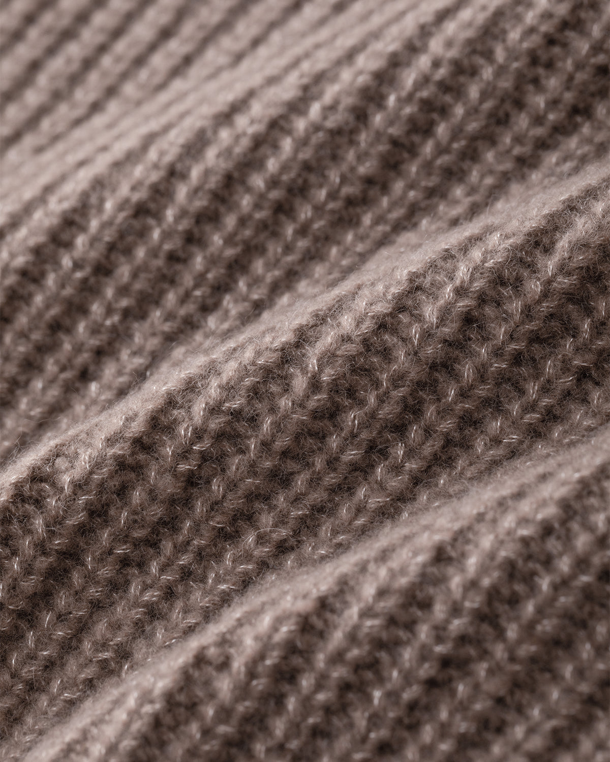 Damen Poncho aus 75% Kaschmir, 25% Seide in Natural Twine – Ärmelloser Poncho in verkürzter Schnittform mit asymmetrisch geformtem, breitem, umgelegtem Rippstrickkragen und vertikaler Rippstrickstruktur.