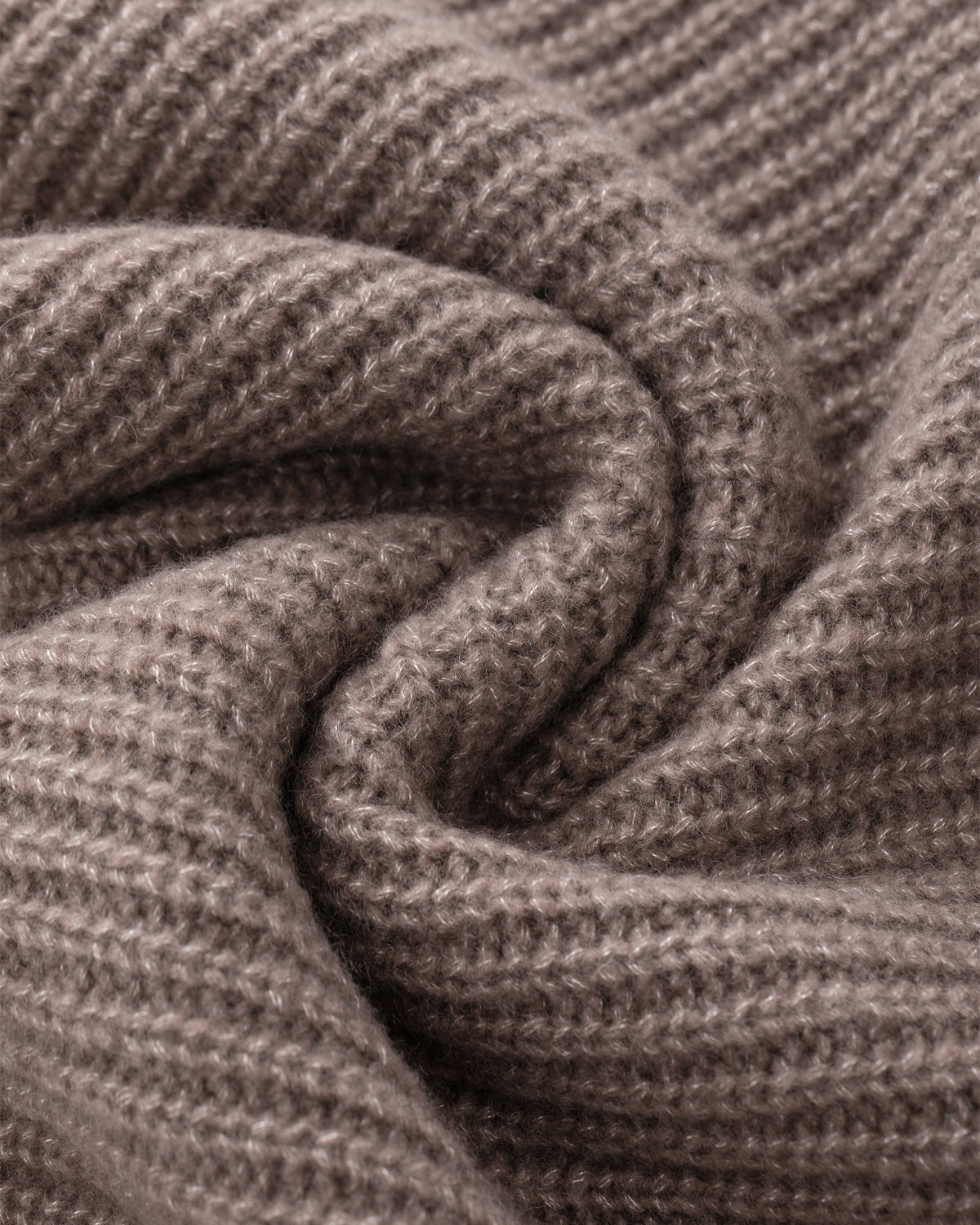 Damen Poncho aus 75% Kaschmir, 25% Seide in Natural Twine – Ärmelloser Poncho in verkürzter Schnittform mit asymmetrisch geformtem, breitem, umgelegtem Rippstrickkragen und vertikaler Rippstrickstruktur.