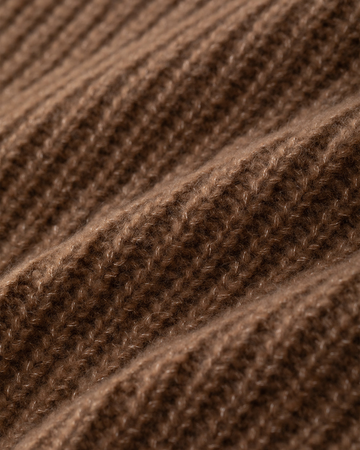 Damen Poncho aus 75% Kaschmir, 25% Seide in Vintage Cocoa – Ärmelloser Poncho in verkürzter Schnittform mit asymmetrisch geformtem, breitem, umgelegtem Rippstrickkragen und vertikaler Rippstrickstruktur.
