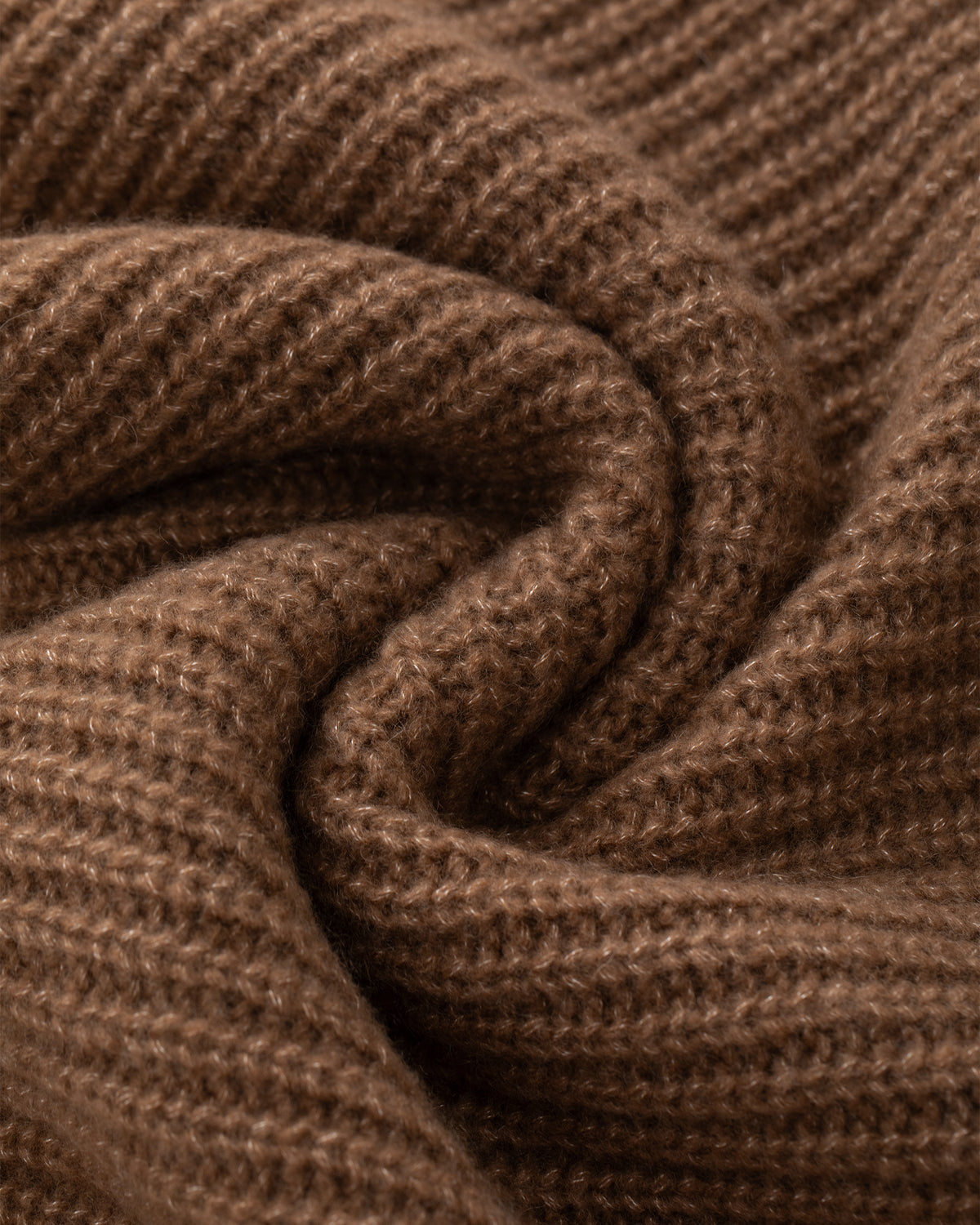 Damen Poncho aus 75% Kaschmir, 25% Seide in Vintage Cocoa – Ärmelloser Poncho in verkürzter Schnittform mit asymmetrisch geformtem, breitem, umgelegtem Rippstrickkragen und vertikaler Rippstrickstruktur.
