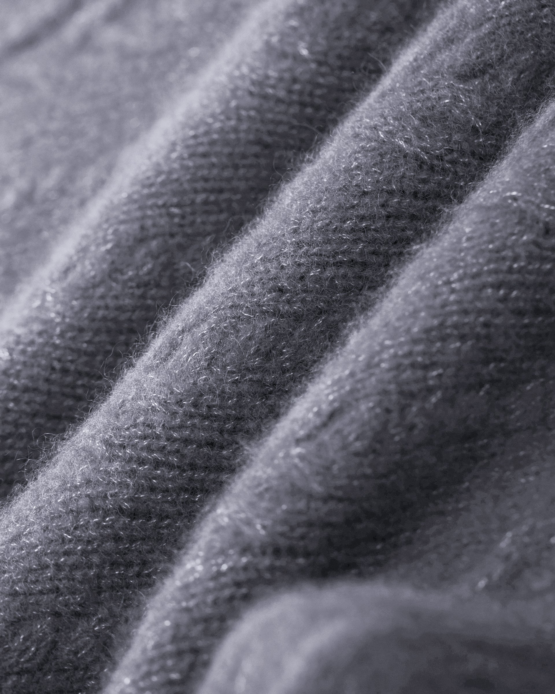 Damen Pullover aus 75 % Kaschmir und 25 % Seide in Blue Mirage – Pullover mit klassischem Zopfmuster in mittelschwerer Qualität und figurbetonter A-Linien-Silhouette. Der schmale, hohe Kragen mit Rollkante sowie die langen, ausgestellten Ärmel verleihen dem Modell eine feminine und elegante Ausstrahlung.
