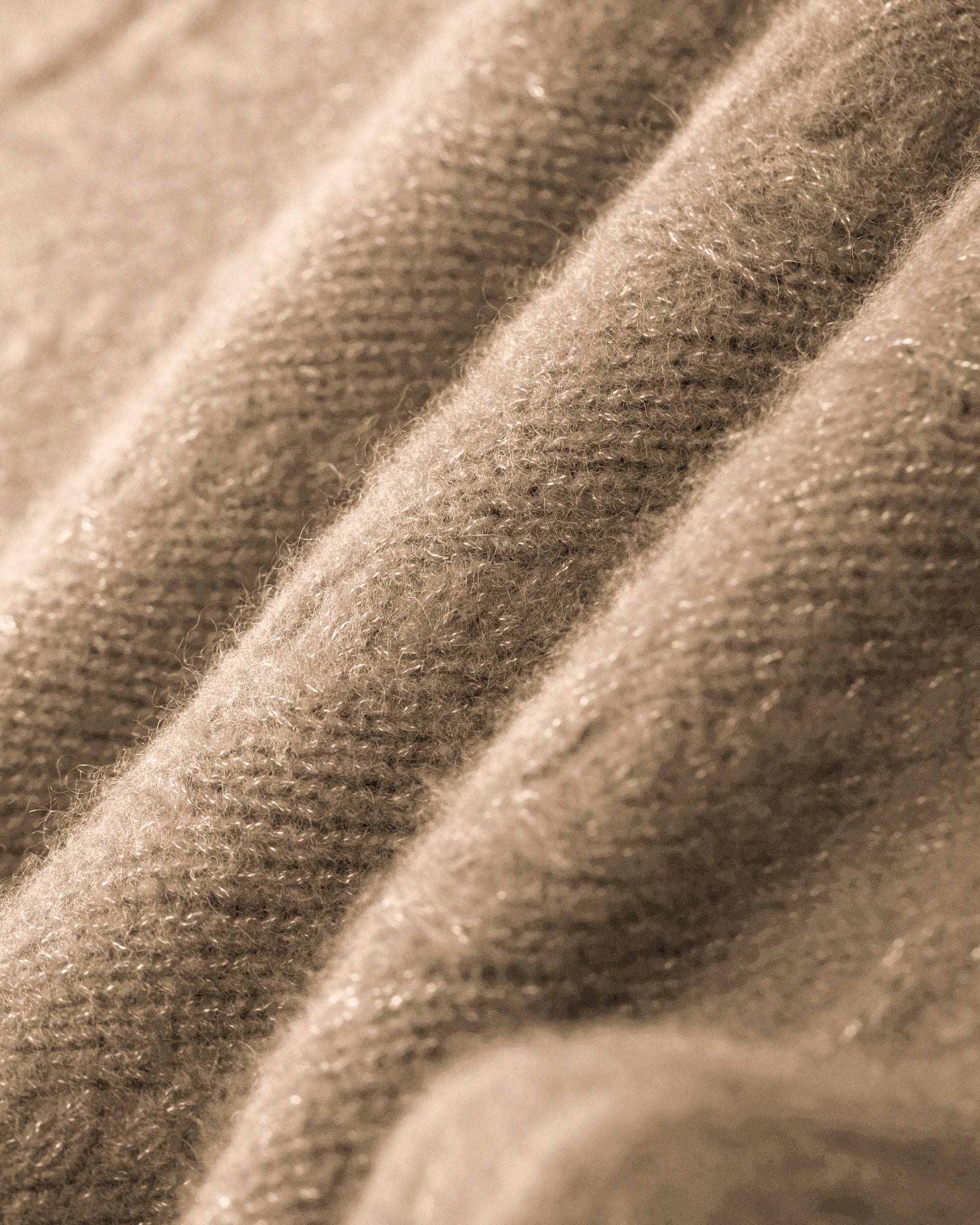 Damen Pullover aus 75 % Kaschmir und 25 % Seide in Warm Sand – Pullover mit klassischem Zopfmuster in mittelschwerer Qualität und figurbetonter A-Linien-Silhouette. Der schmale, hohe Kragen mit Rollkante sowie die langen, ausgestellten Ärmel verleihen dem Modell eine feminine und elegante Ausstrahlung.