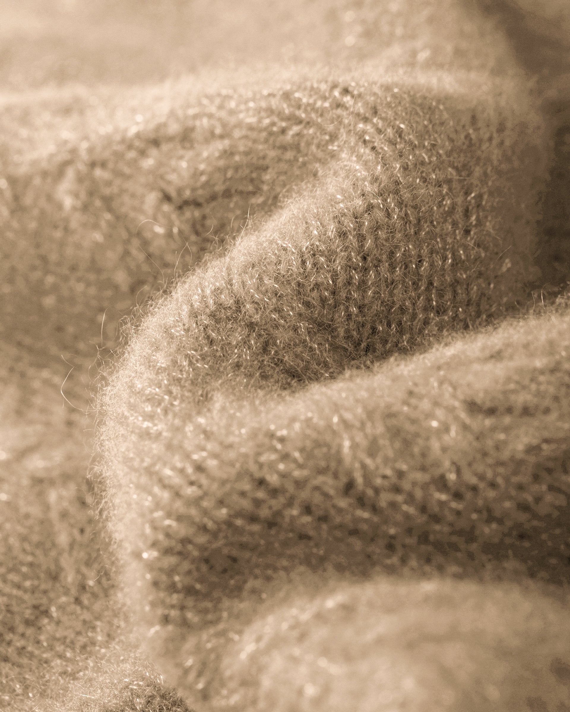 Damen Pullover aus 75 % Kaschmir und 25 % Seide in Warm Sand – Pullover mit klassischem Zopfmuster in mittelschwerer Qualität und figurbetonter A-Linien-Silhouette. Der schmale, hohe Kragen mit Rollkante sowie die langen, ausgestellten Ärmel verleihen dem Modell eine feminine und elegante Ausstrahlung.