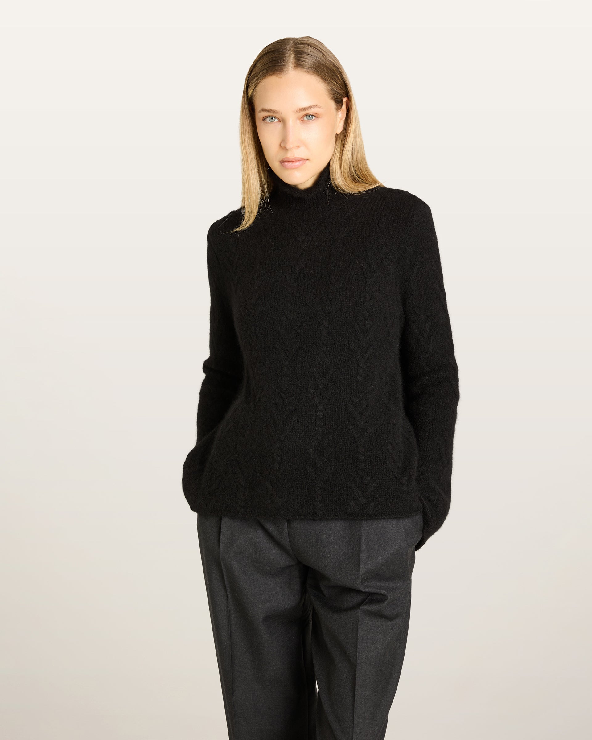 Damen Pullover aus 75 % Kaschmir und 25 % Seide in Black – Pullover mit klassischem Zopfmuster in mittelschwerer Qualität und figurbetonter A-Linien-Silhouette. Der schmale, hohe Kragen mit Rollkante sowie die langen, ausgestellten Ärmel verleihen dem Modell eine feminine und elegante Ausstrahlung.