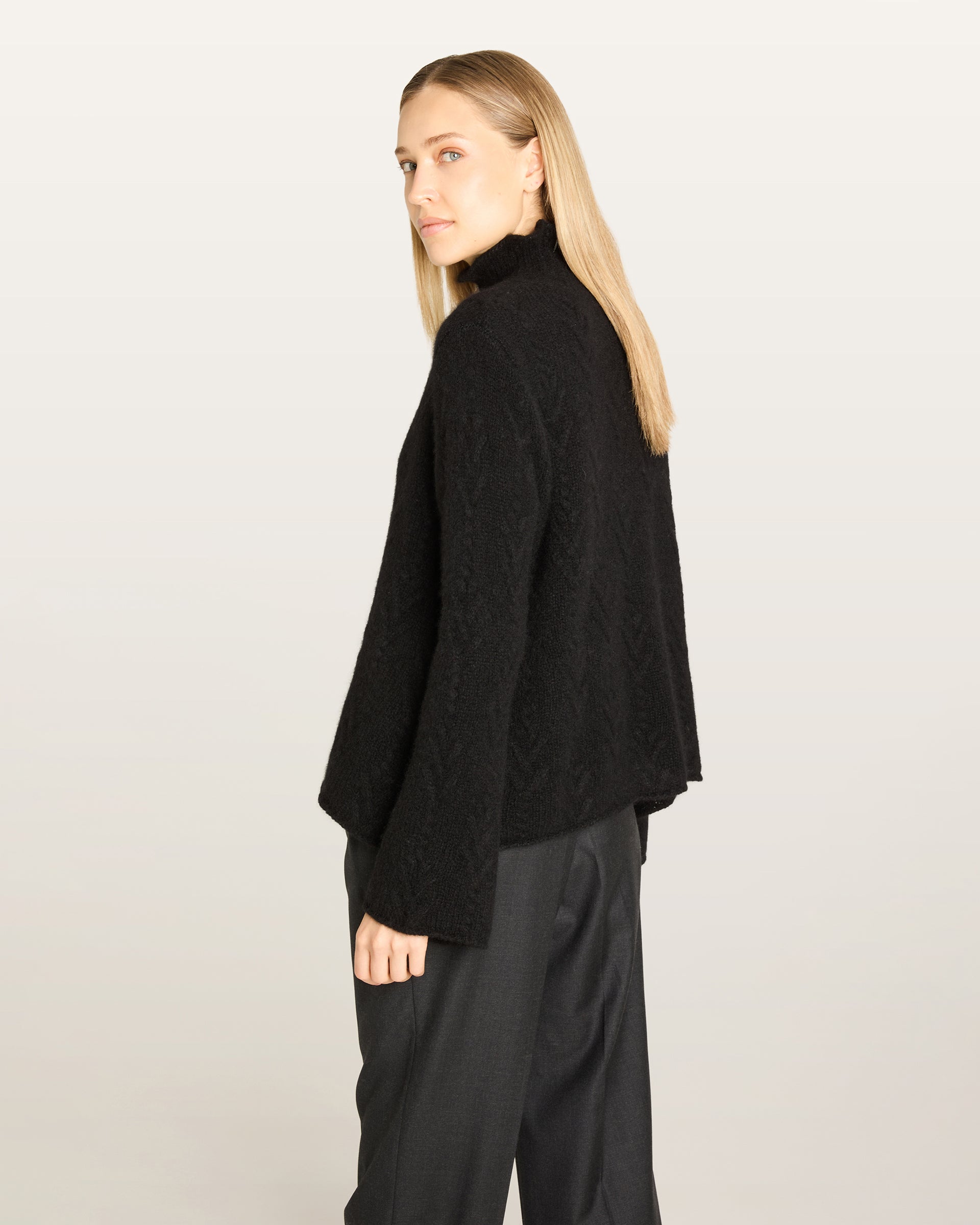 Damen Pullover aus 75 % Kaschmir und 25 % Seide in Black – Pullover mit klassischem Zopfmuster in mittelschwerer Qualität und figurbetonter A-Linien-Silhouette. Der schmale, hohe Kragen mit Rollkante sowie die langen, ausgestellten Ärmel verleihen dem Modell eine feminine und elegante Ausstrahlung.