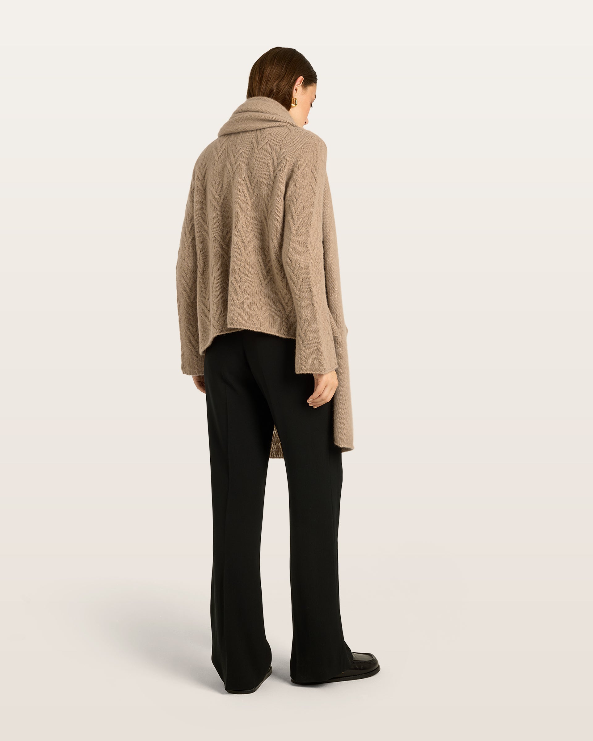 Damen Pullover aus 75 % Kaschmir und 25 % Seide in Warm Sand – Pullover mit klassischem Zopfmuster in mittelschwerer Qualität und figurbetonter A-Linien-Silhouette. Der schmale, hohe Kragen mit Rollkante sowie die langen, ausgestellten Ärmel verleihen dem Modell eine feminine und elegante Ausstrahlung.