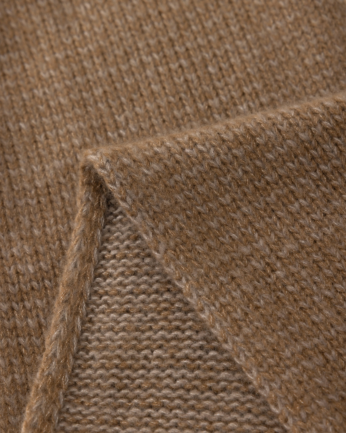 Schal aus 75% Kaschmir, 25% Seide in Cocoa Twine – Glatt gestrickter Schal mit Saumabschluss in Rippstruktur.