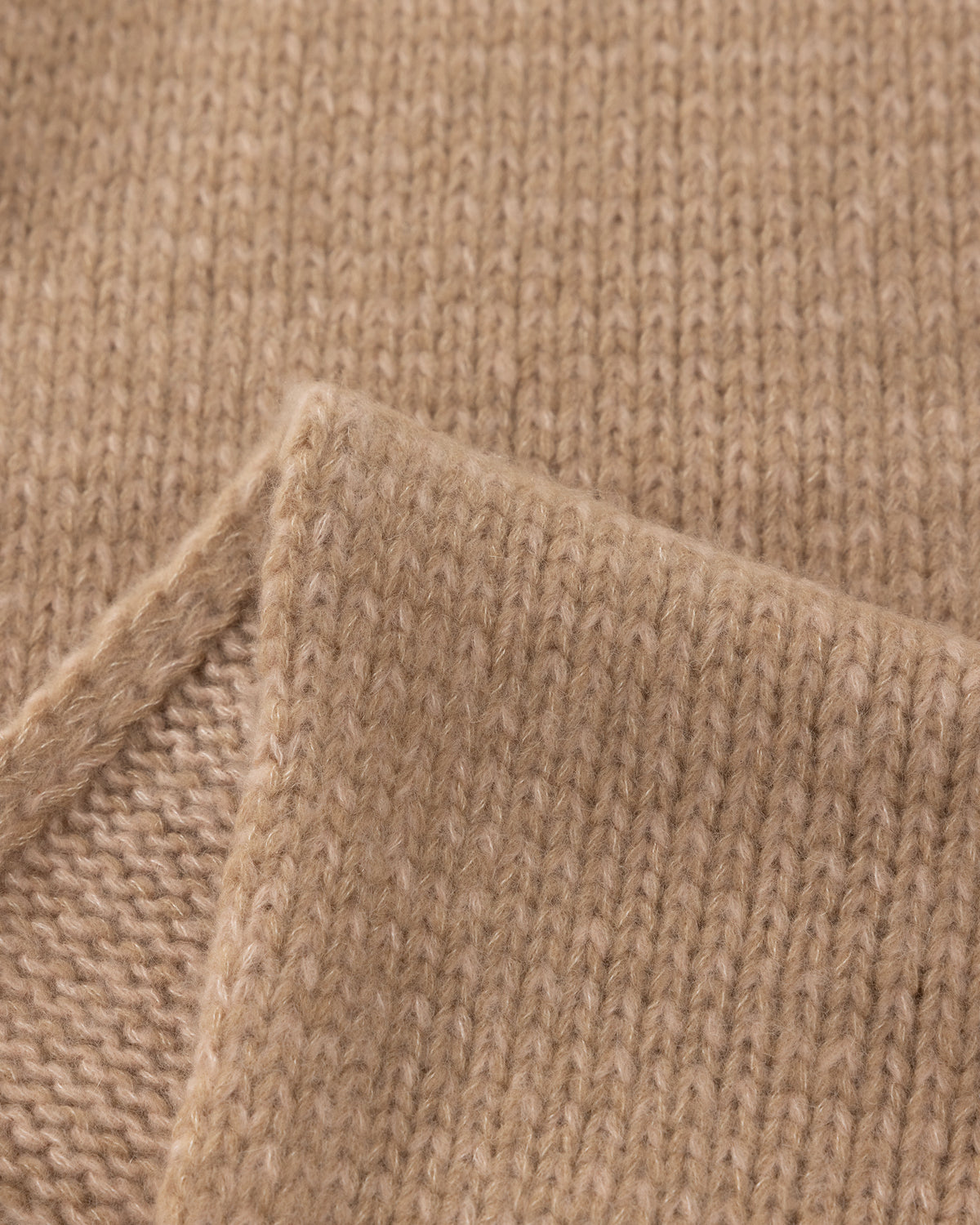 Schal aus 75% Kaschmir, 25% Seide in Sand Rose – Glatt gestrickter Schal mit Saumabschluss in Rippstruktur.