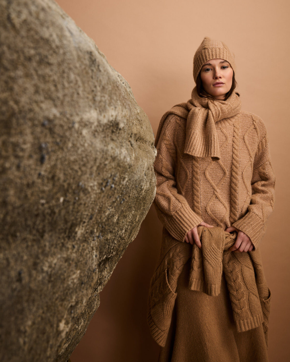 Schal aus 75% Kaschmir, 25% Seide in Sand Rose – Glatt gestrickter Schal mit Saumabschluss in Rippstruktur.