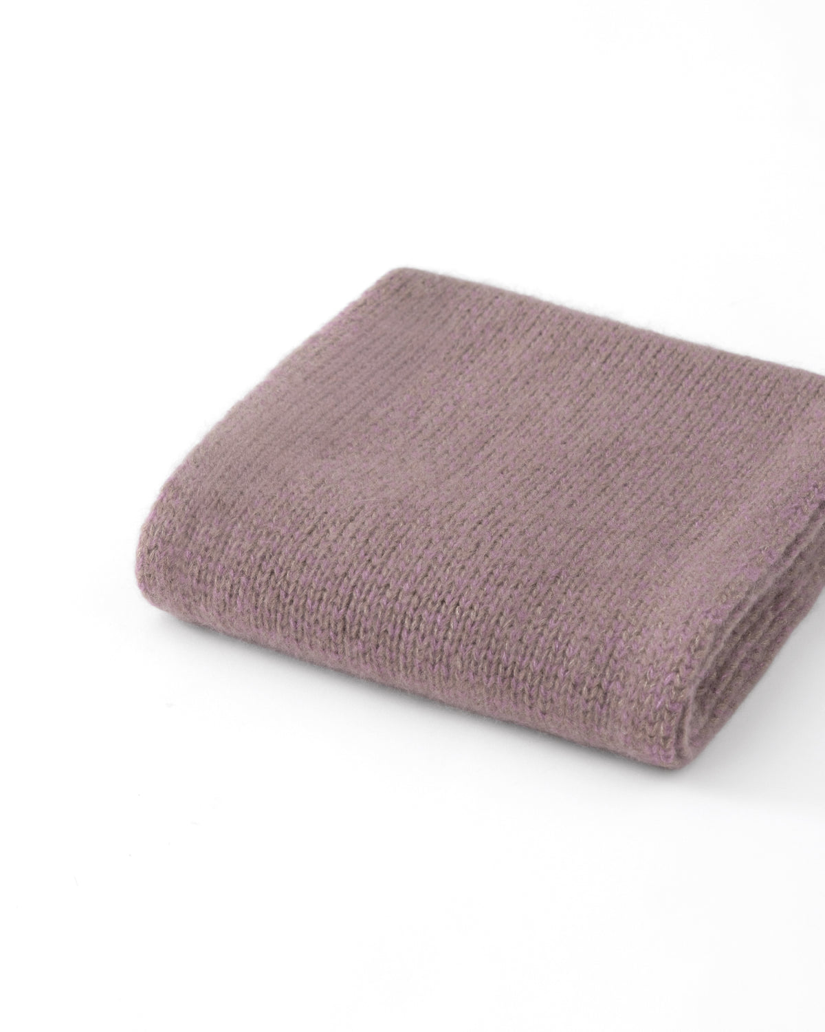 Schal aus 75% Kaschmir, 25% Seide in Twine Lilac – Glatt gestrickter Schal mit Saumabschluss in Rippstruktur.