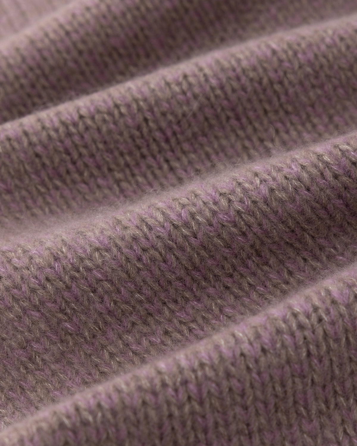 Schal aus 75% Kaschmir, 25% Seide in Twine Lilac – Glatt gestrickter Schal mit Saumabschluss in Rippstruktur.