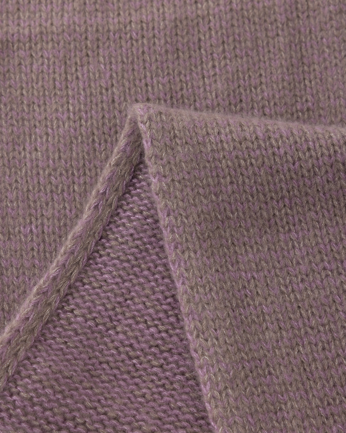 Schal aus 75% Kaschmir, 25% Seide in Twine Lilac – Glatt gestrickter Schal mit Saumabschluss in Rippstruktur.