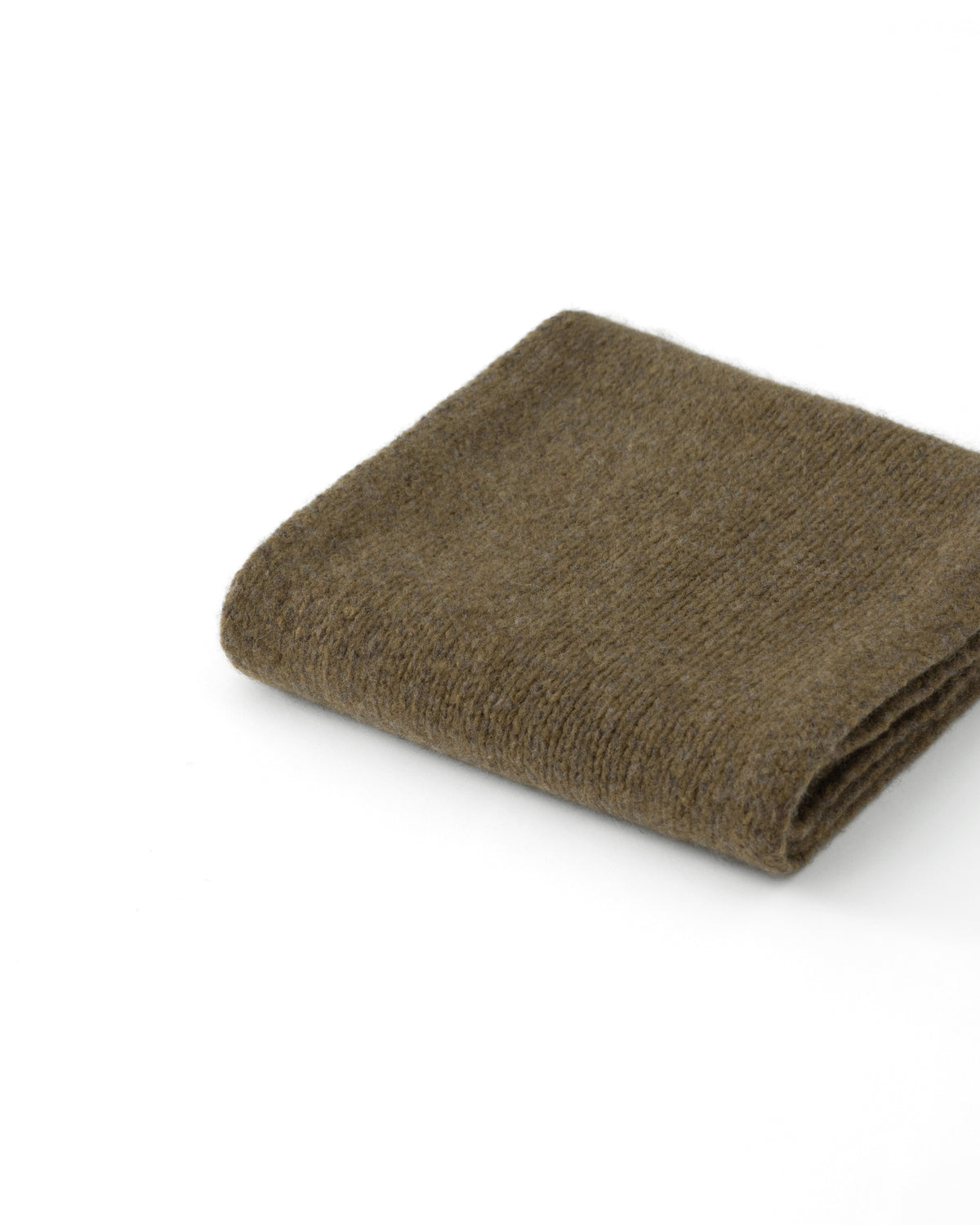 Schal aus 75% Kaschmir, 25% Seide in Wilderness Tapenade – Glatt gestrickter Schal mit Saumabschluss in Rippstruktur.