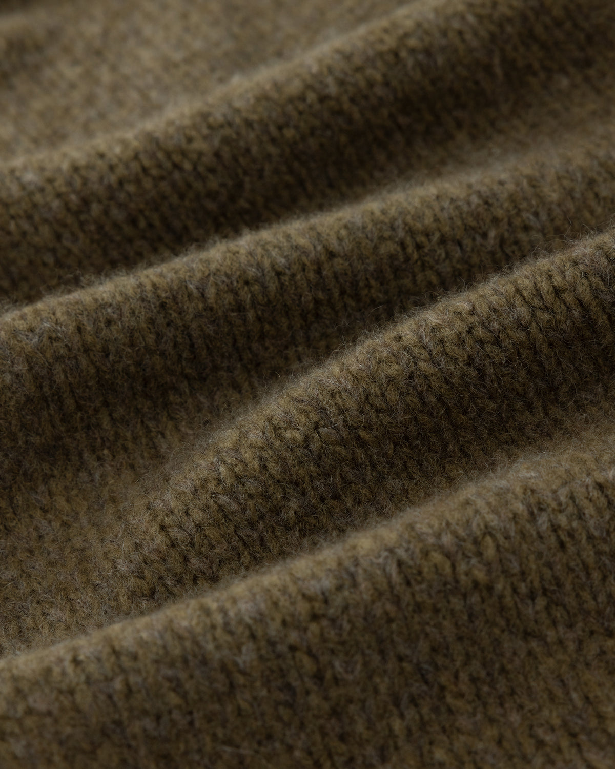 Schal aus 75% Kaschmir, 25% Seide in Wilderness Tapenade – Glatt gestrickter Schal mit Saumabschluss in Rippstruktur.