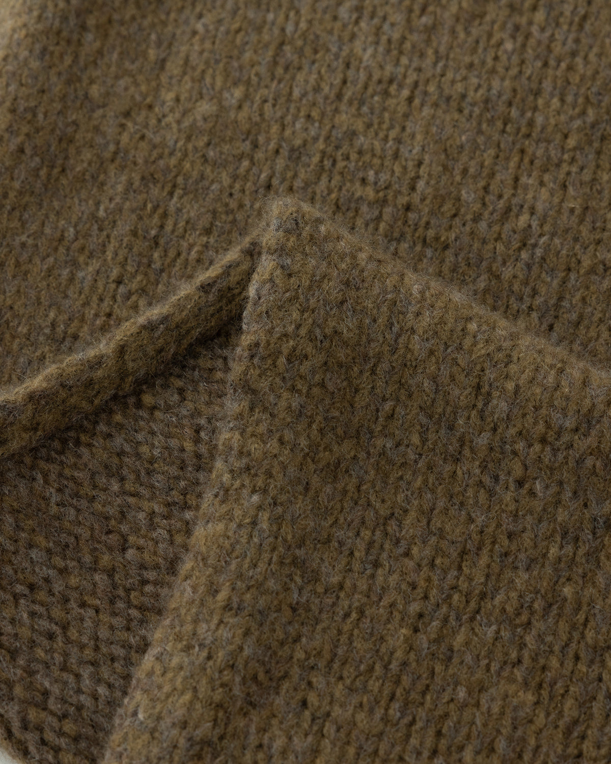 Schal aus 75% Kaschmir, 25% Seide in Wilderness Tapenade – Glatt gestrickter Schal mit Saumabschluss in Rippstruktur.
