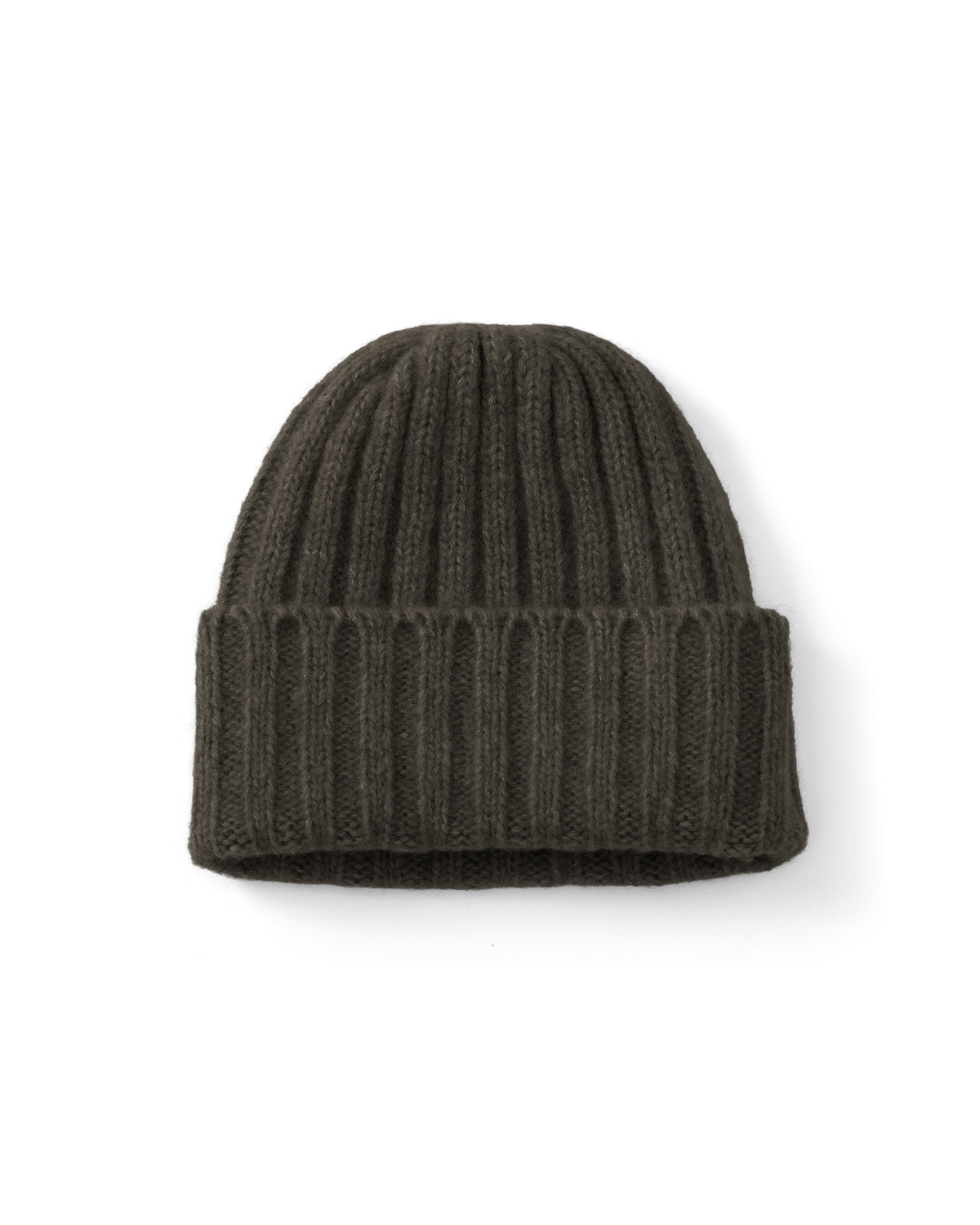 Damen Mütze aus 75 % Kaschmir und 25 % Seide in Black Forest – Mütze in mittelschwerer Strickqualität mit Rippstruktur und klassischem Umschlag. Das zeitlose Design verbindet hohen Tragekomfort mit einer weichen, wärmenden Haptik.
