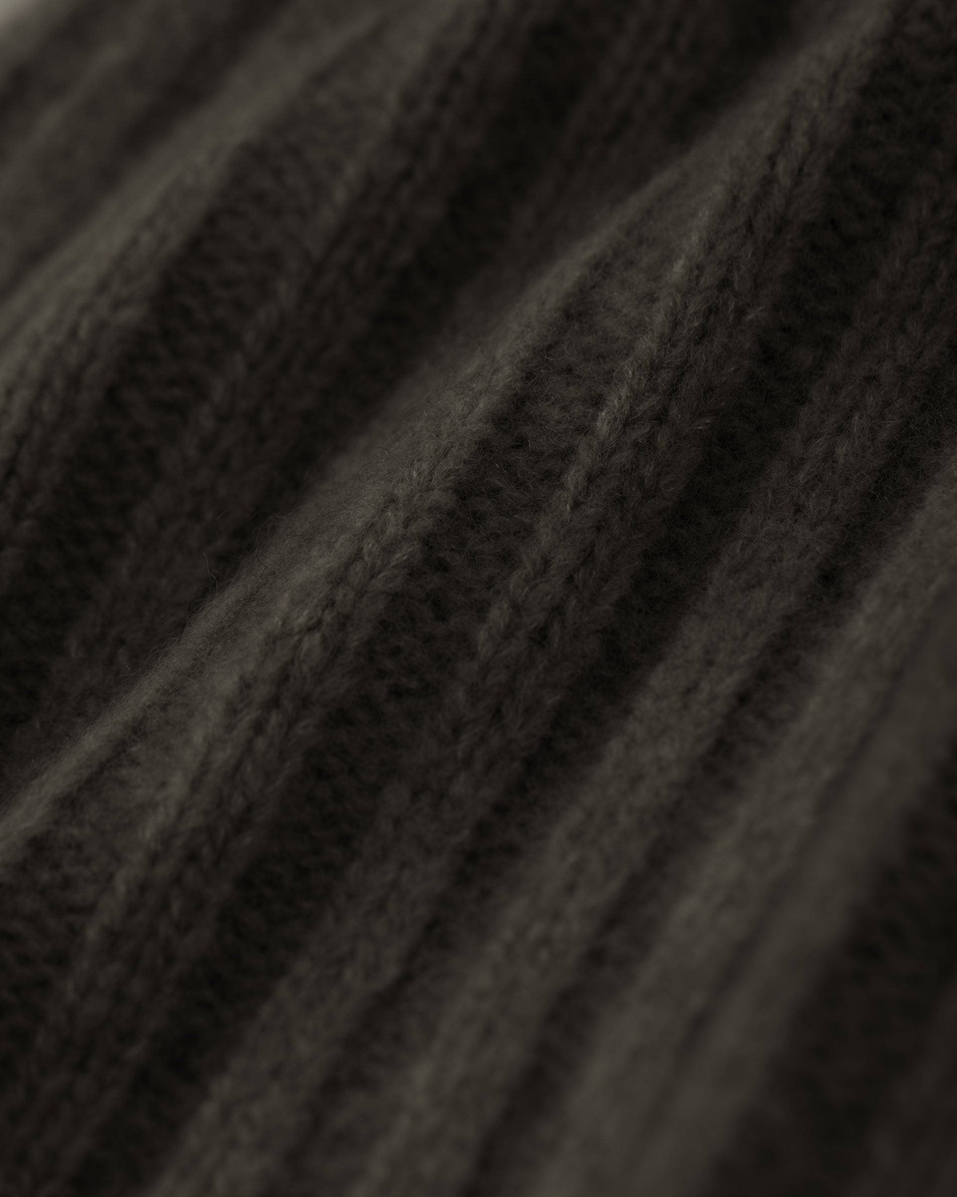 Damen Mütze aus 75 % Kaschmir und 25 % Seide in Black Forest – Mütze in mittelschwerer Strickqualität mit Rippstruktur und klassischem Umschlag. Das zeitlose Design verbindet hohen Tragekomfort mit einer weichen, wärmenden Haptik.
