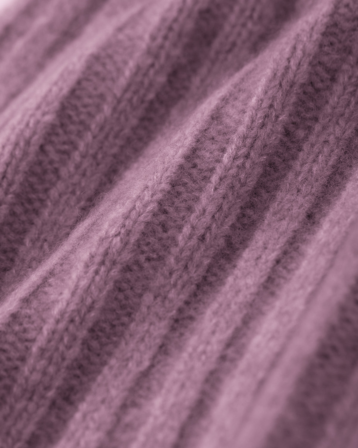 Damen Mütze aus 75 % Kaschmir und 25 % Seide in Lilac Mist – Mütze in mittelschwerer Strickqualität mit Rippstruktur und klassischem Umschlag. Das zeitlose Design verbindet hohen Tragekomfort mit einer weichen, wärmenden Haptik.
