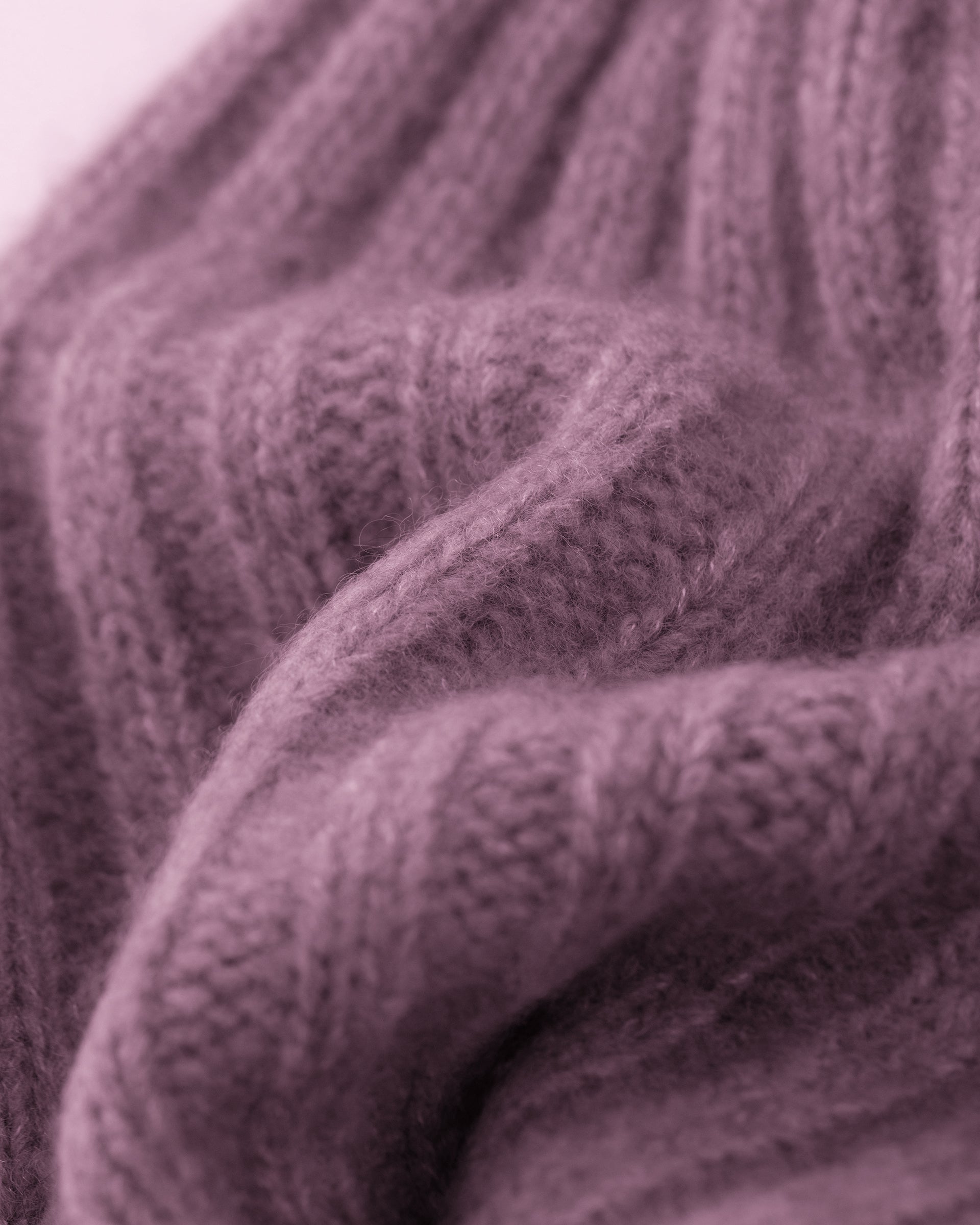 Damen Mütze aus 75 % Kaschmir und 25 % Seide in Lilac Mist – Mütze in mittelschwerer Strickqualität mit Rippstruktur und klassischem Umschlag. Das zeitlose Design verbindet hohen Tragekomfort mit einer weichen, wärmenden Haptik.
