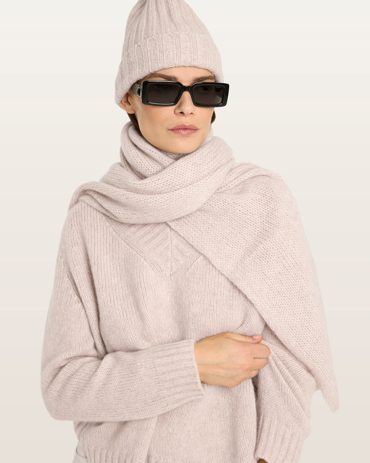 Damen Mütze aus 75 % Kaschmir und 25 % Seide in Wheat – Mütze in mittelschwerer Strickqualität mit Rippstruktur und klassischem Umschlag. Das zeitlose Design verbindet hohen Tragekomfort mit einer weichen, wärmenden Haptik.
