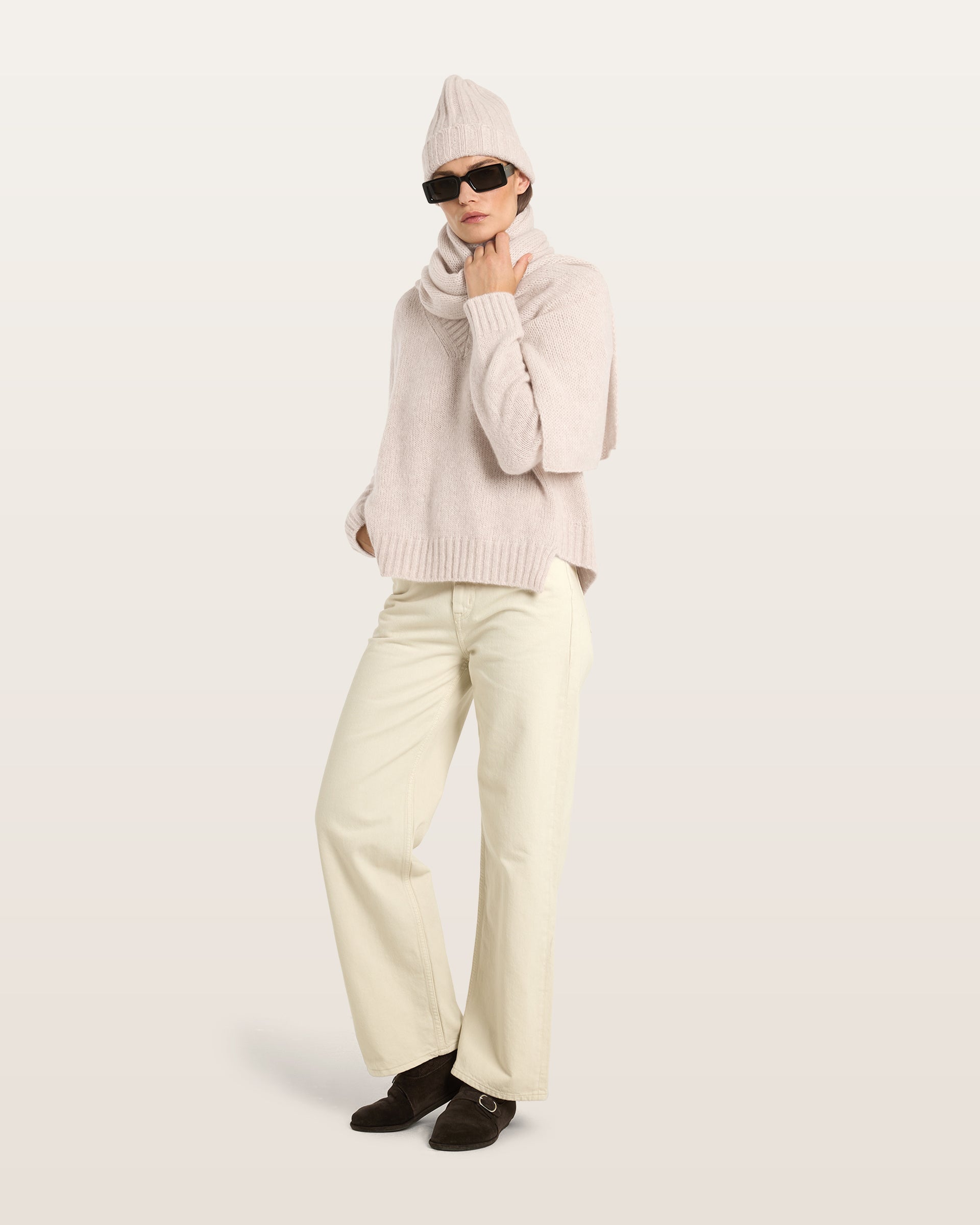Damen Mütze aus 75 % Kaschmir und 25 % Seide in Wheat – Mütze in mittelschwerer Strickqualität mit Rippstruktur und klassischem Umschlag. Das zeitlose Design verbindet hohen Tragekomfort mit einer weichen, wärmenden Haptik.

