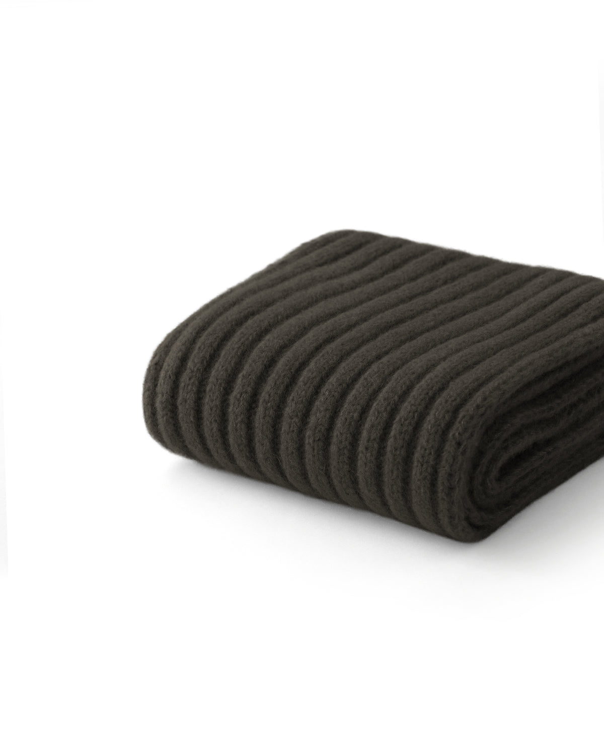 Damen Schal aus 75 % Kaschmir und 25 % Seide in Black Forest – Schal in mittelschwerer Strickqualität mit Rippstruktur. Das zeitlose Design überzeugt durch seine weiche Haptik und vielseitigen Stylingmöglichkeiten.
