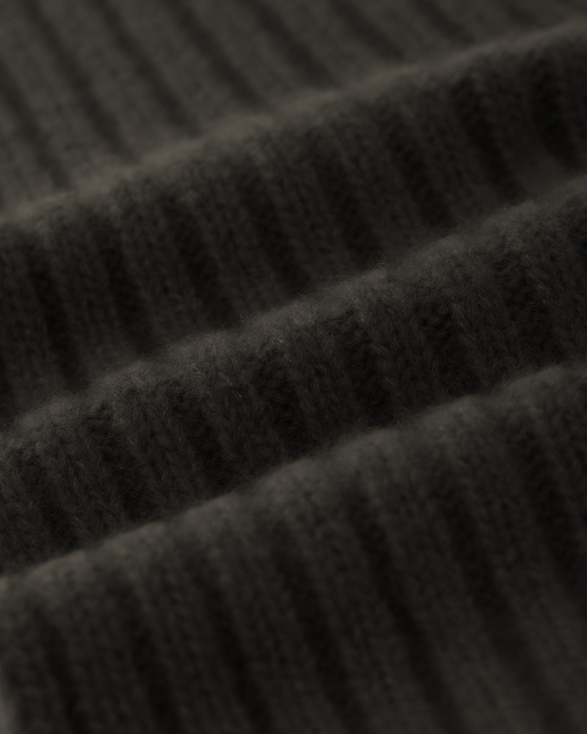Damen Schal aus 75 % Kaschmir und 25 % Seide in Black Forest – Schal in mittelschwerer Strickqualität mit Rippstruktur. Das zeitlose Design überzeugt durch seine weiche Haptik und vielseitigen Stylingmöglichkeiten.
