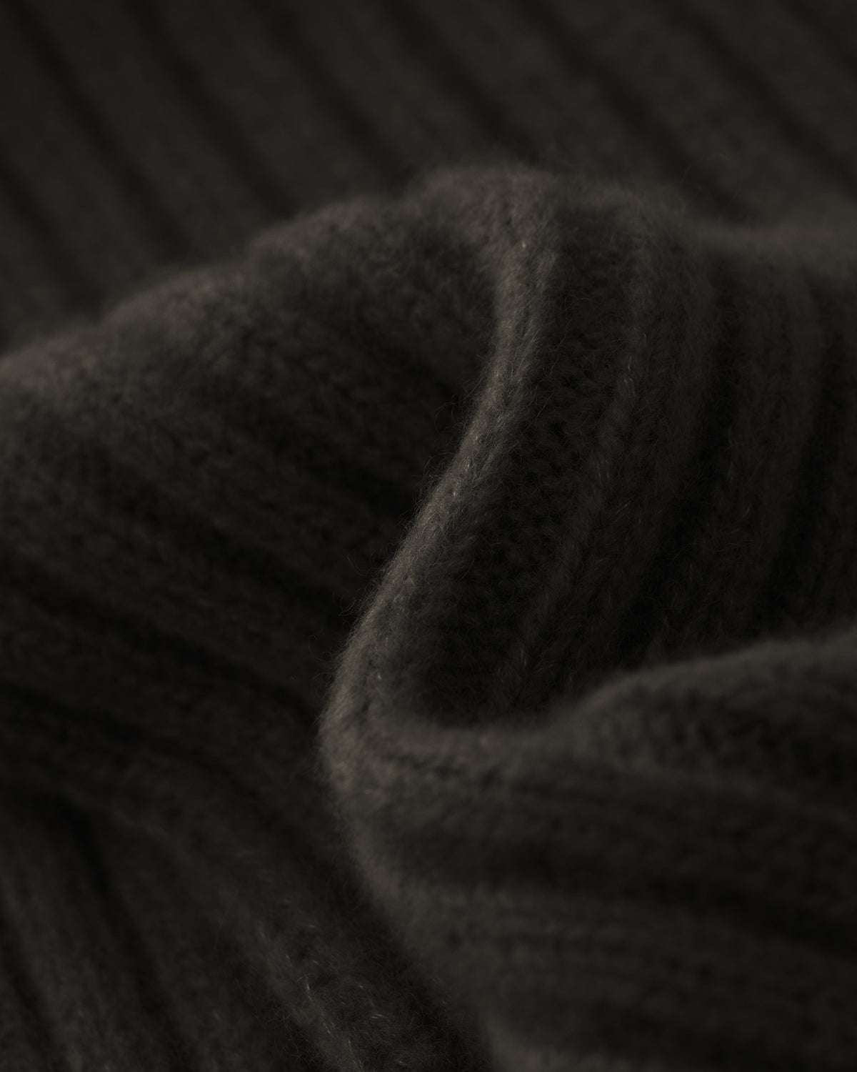 Damen Schal aus 75 % Kaschmir und 25 % Seide in Black Forest – Schal in mittelschwerer Strickqualität mit Rippstruktur. Das zeitlose Design überzeugt durch seine weiche Haptik und vielseitigen Stylingmöglichkeiten.
