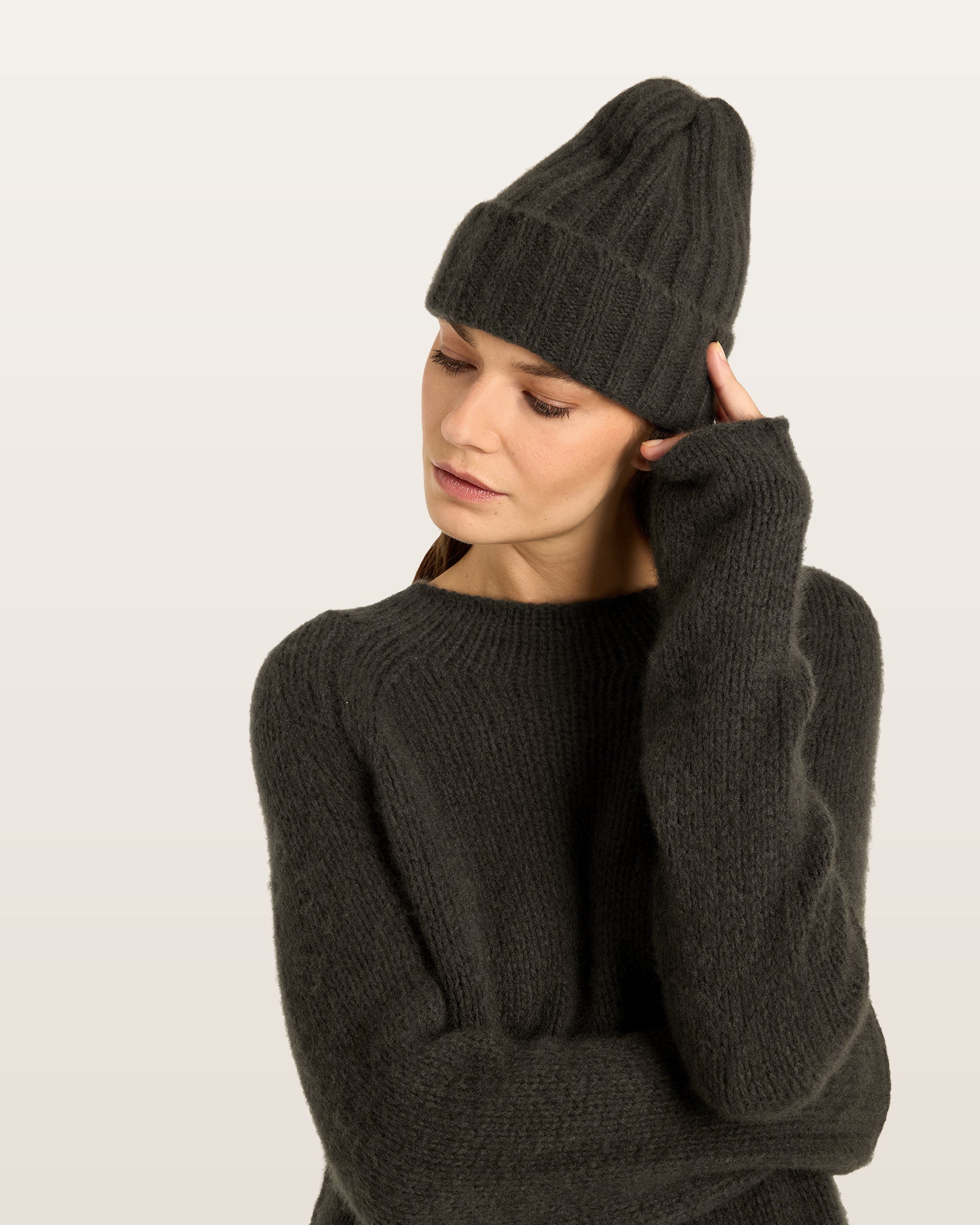 Damen Mütze aus 75 % Kaschmir und 25 % Seide in Black Forest – Mütze in mittelschwerer Strickqualität mit Rippstruktur und klassischem Umschlag. Das zeitlose Design verbindet hohen Tragekomfort mit einer weichen, wärmenden Haptik.
