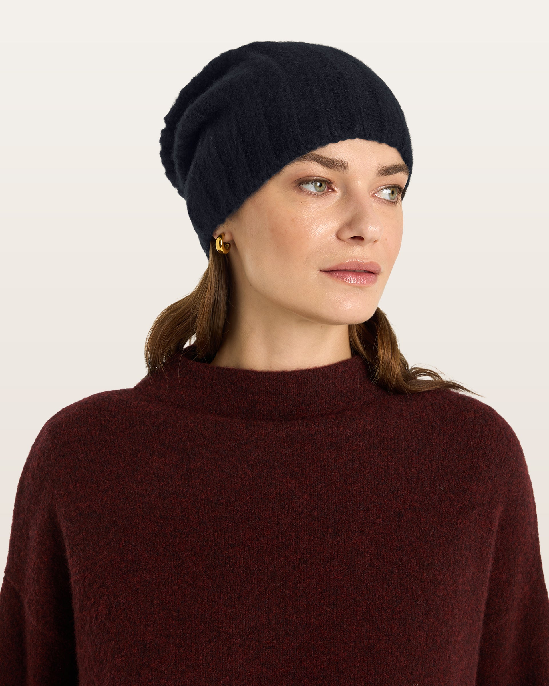 Damen Mütze aus 75 % Kaschmir und 25 % Seide in Black – Mütze in mittelschwerer Strickqualität mit Rippstruktur und klassischem Umschlag. Das zeitlose Design verbindet hohen Tragekomfort mit einer weichen, wärmenden Haptik.

