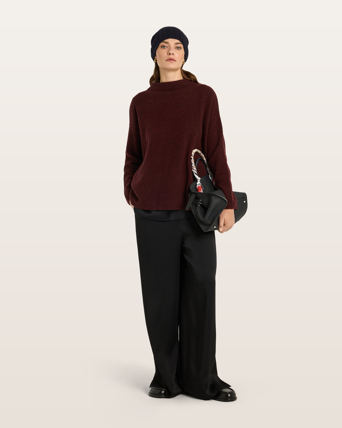 Damen Mütze aus 75 % Kaschmir und 25 % Seide in Black – Mütze in mittelschwerer Strickqualität mit Rippstruktur und klassischem Umschlag. Das zeitlose Design verbindet hohen Tragekomfort mit einer weichen, wärmenden Haptik.
