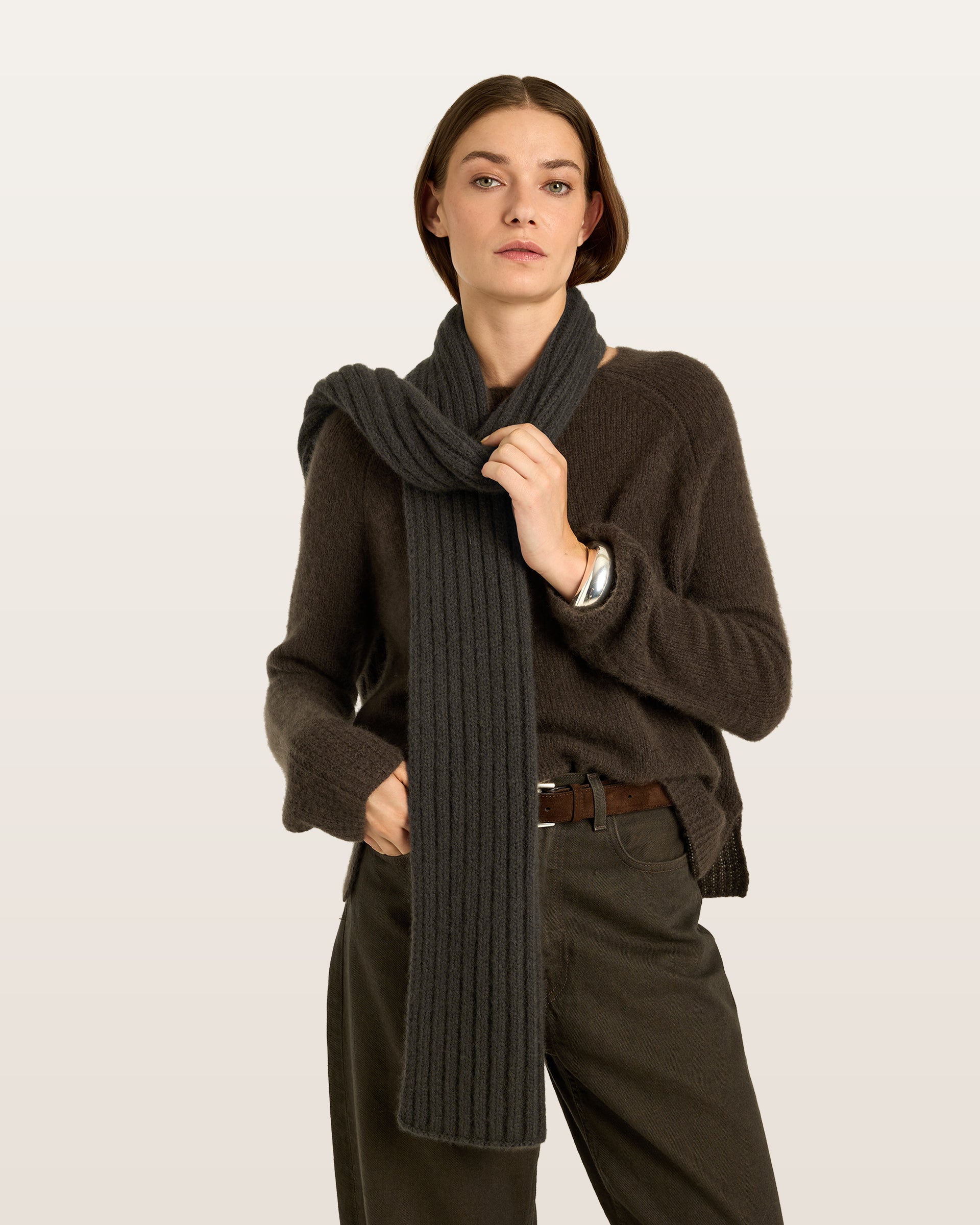 Damen Schal aus 75 % Kaschmir und 25 % Seide in Black Forest – Schal in mittelschwerer Strickqualität mit Rippstruktur. Das zeitlose Design überzeugt durch seine weiche Haptik und vielseitigen Stylingmöglichkeiten.
