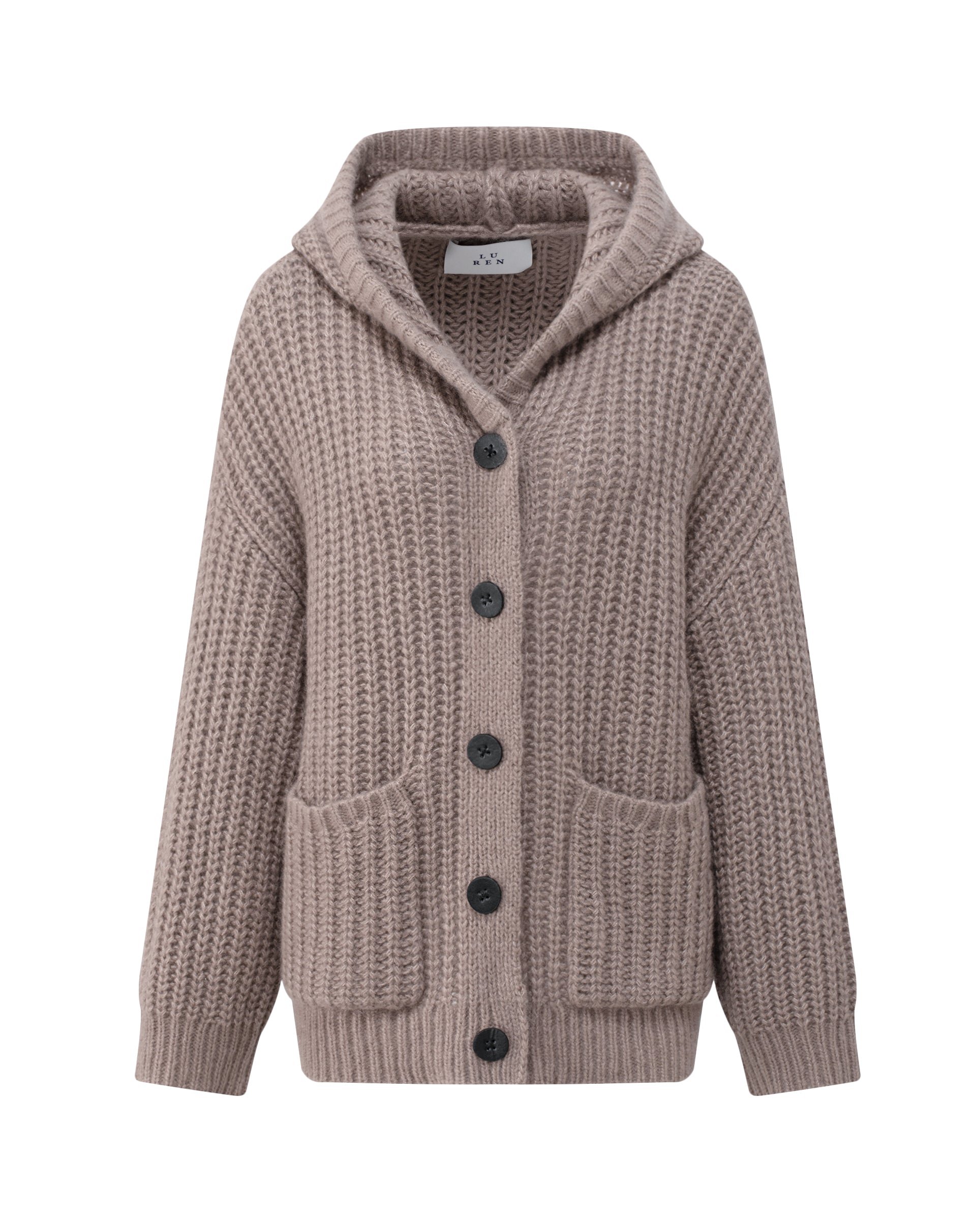 Damen Cardigan aus 75 % Kaschmir und 25 % Seide in Natural Twine – Cardigan im Halbpatent-Strickmuster in grober Strickqualität mit oversized Passform in großer, weiter und langer Silhouette. Das Modell verfügt über eine Knopfleiste mit Knöpfen aus waschbarem Leder, eine überschnittene Schulter sowie lange, weite Ärmel. Große aufgesetzte Taschen und eine Kapuze mit Abschluss in Rippstruktur verleihen dem Design einen lässigen Charakter. Ärmelbündchen und Saum sind in Rippstruktur gearbeitet.
