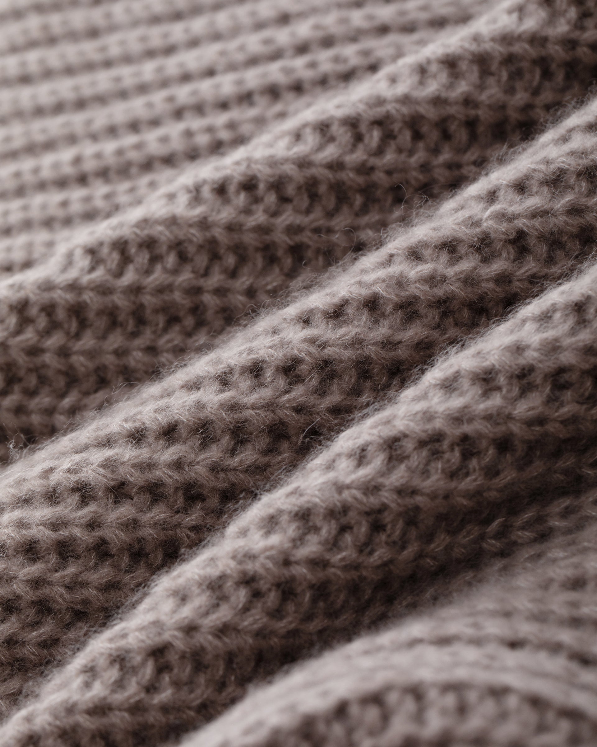 Damen Cardigan aus 75 % Kaschmir und 25 % Seide in Natural Twine – Cardigan im Halbpatent-Strickmuster in grober Strickqualität mit oversized Passform in großer, weiter und langer Silhouette. Das Modell verfügt über eine Knopfleiste mit Knöpfen aus waschbarem Leder, eine überschnittene Schulter sowie lange, weite Ärmel. Große aufgesetzte Taschen und eine Kapuze mit Abschluss in Rippstruktur verleihen dem Design einen lässigen Charakter. Ärmelbündchen und Saum sind in Rippstruktur gearbeitet.
