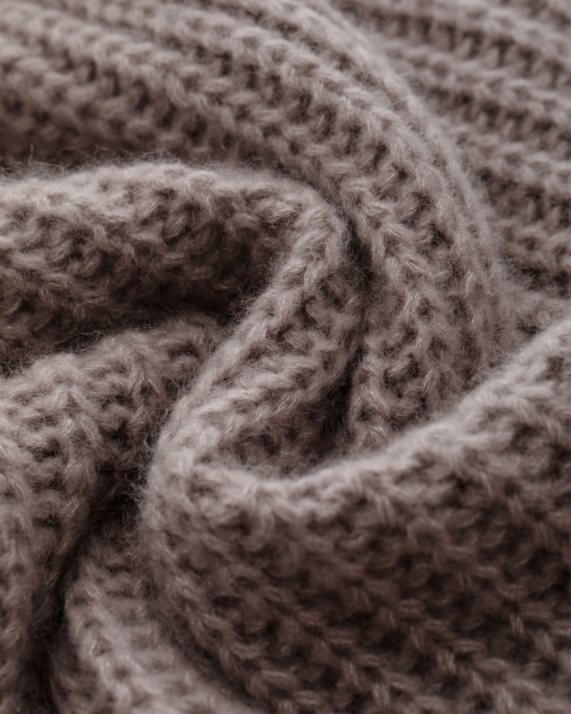 Damen Cardigan aus 75 % Kaschmir und 25 % Seide in Natural Twine – Cardigan im Halbpatent-Strickmuster in grober Strickqualität mit oversized Passform in großer, weiter und langer Silhouette. Das Modell verfügt über eine Knopfleiste mit Knöpfen aus waschbarem Leder, eine überschnittene Schulter sowie lange, weite Ärmel. Große aufgesetzte Taschen und eine Kapuze mit Abschluss in Rippstruktur verleihen dem Design einen lässigen Charakter. Ärmelbündchen und Saum sind in Rippstruktur gearbeitet.
