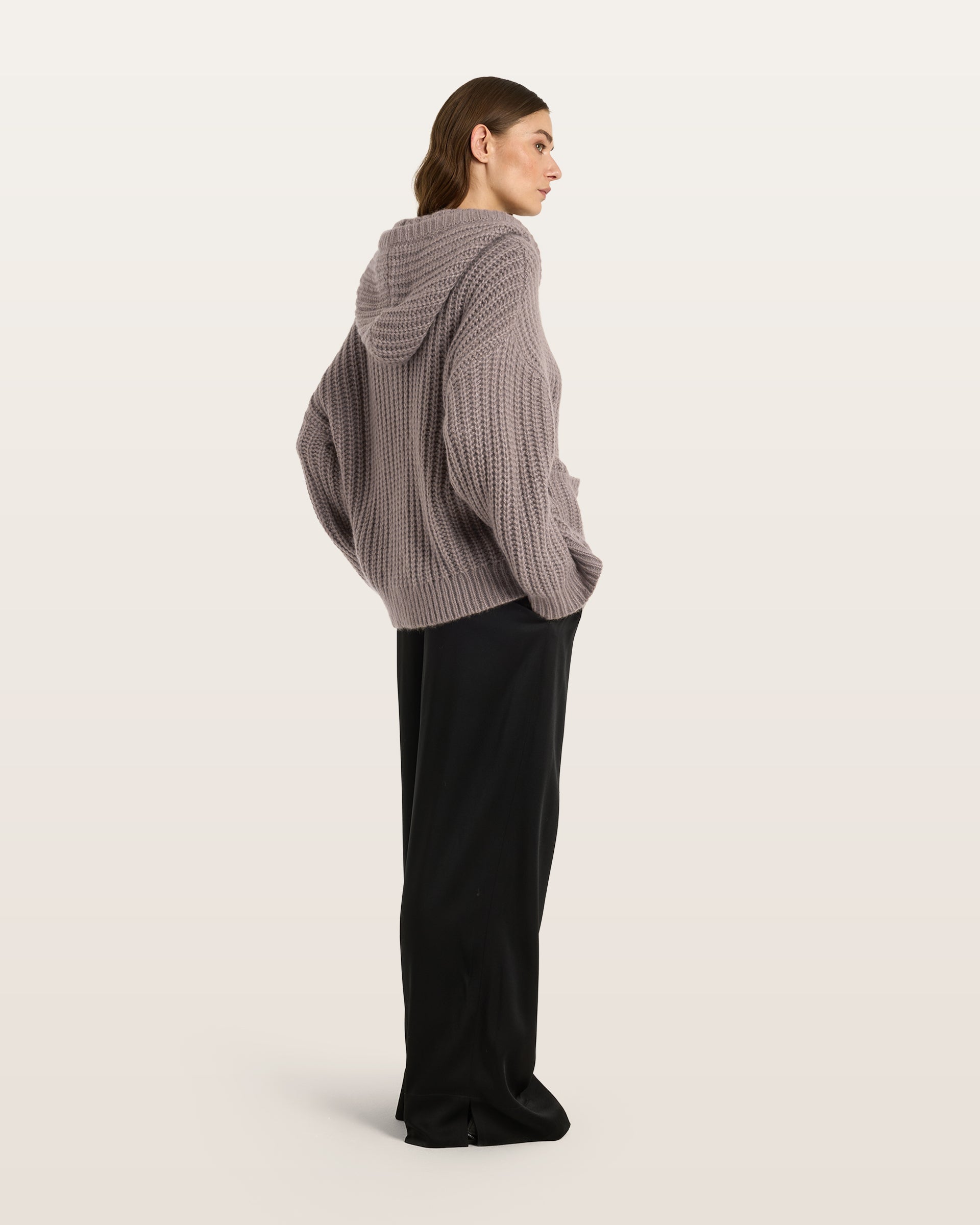 Damen Cardigan aus 75 % Kaschmir und 25 % Seide in Natural Twine – Cardigan im Halbpatent-Strickmuster in grober Strickqualität mit oversized Passform in großer, weiter und langer Silhouette. Das Modell verfügt über eine Knopfleiste mit Knöpfen aus waschbarem Leder, eine überschnittene Schulter sowie lange, weite Ärmel. Große aufgesetzte Taschen und eine Kapuze mit Abschluss in Rippstruktur verleihen dem Design einen lässigen Charakter. Ärmelbündchen und Saum sind in Rippstruktur gearbeitet.
