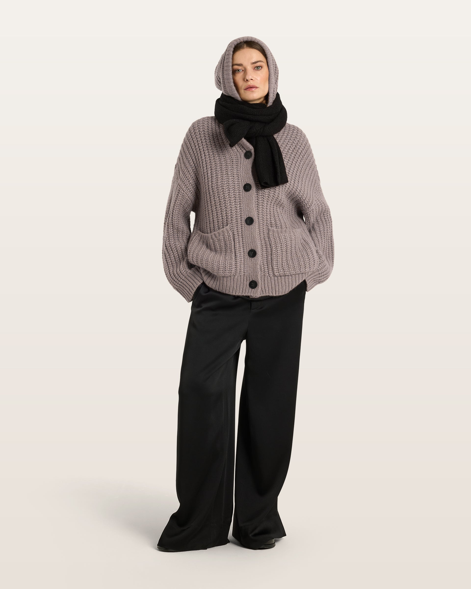 Damen Cardigan aus 75 % Kaschmir und 25 % Seide in Natural Twine – Cardigan im Halbpatent-Strickmuster in grober Strickqualität mit oversized Passform in großer, weiter und langer Silhouette. Das Modell verfügt über eine Knopfleiste mit Knöpfen aus waschbarem Leder, eine überschnittene Schulter sowie lange, weite Ärmel. Große aufgesetzte Taschen und eine Kapuze mit Abschluss in Rippstruktur verleihen dem Design einen lässigen Charakter. Ärmelbündchen und Saum sind in Rippstruktur gearbeitet.
