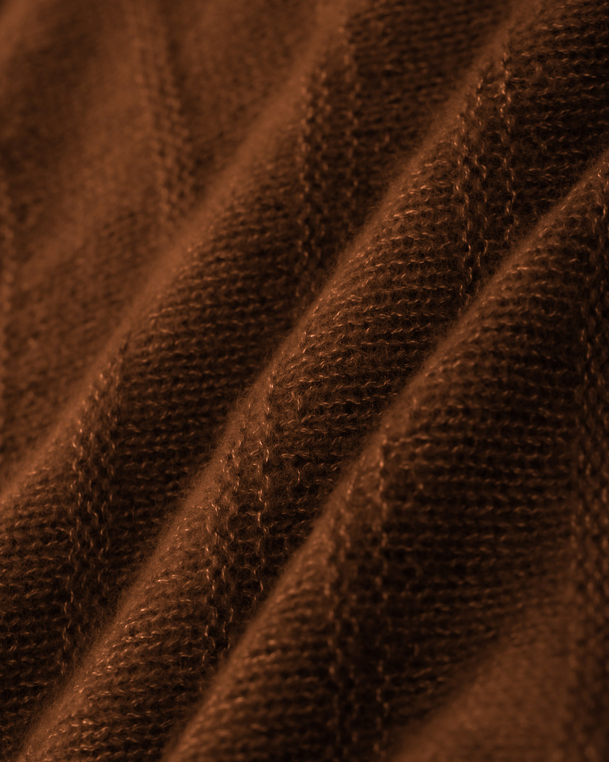 Damen Pullover aus 75 % Kaschmir und 25 % Seide in Chocolate Cremoso – glatt und links gestrickter Pullover mit Streifenmuster in mittelschwerer Qualität und oversized Passform. Das Modell verfügt über einen Stehkragen, eine überschnittene Schulter sowie lange, schmale Ärmel und überzeugt mit einer modernen, entspannten Silhouette.